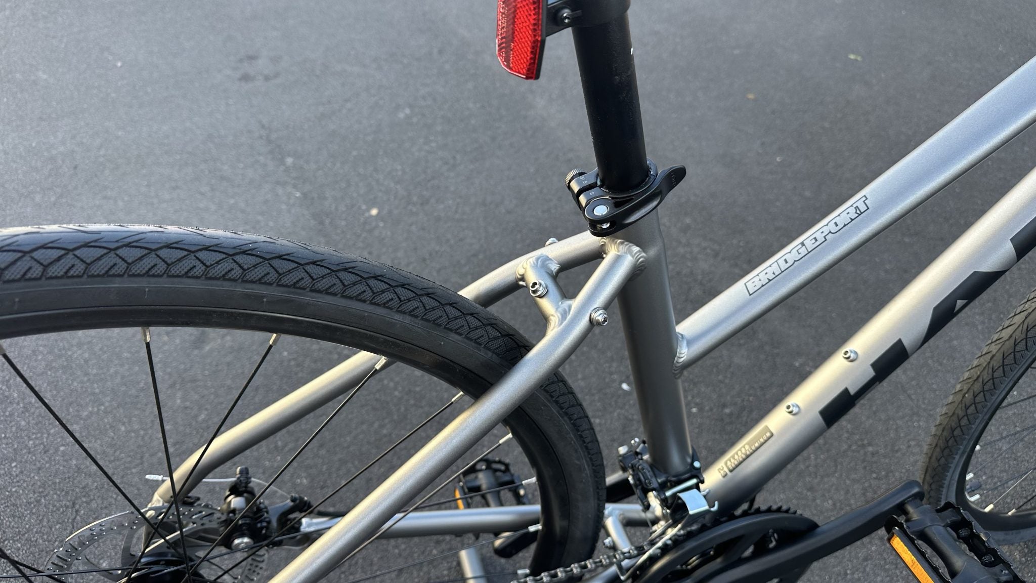 Haro Bridgeport ST 700C Hybrid Bike – Matte Light Charcoal