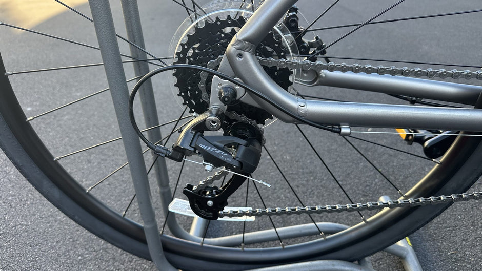 Haro Bridgeport ST 700C Hybrid Bike – Matte Light Charcoal