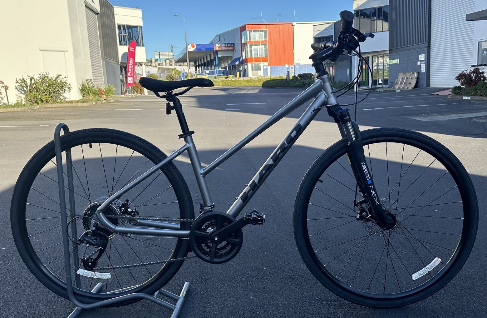 Haro Bridgeport ST 700C Hybrid Bike – Matte Light Charcoal