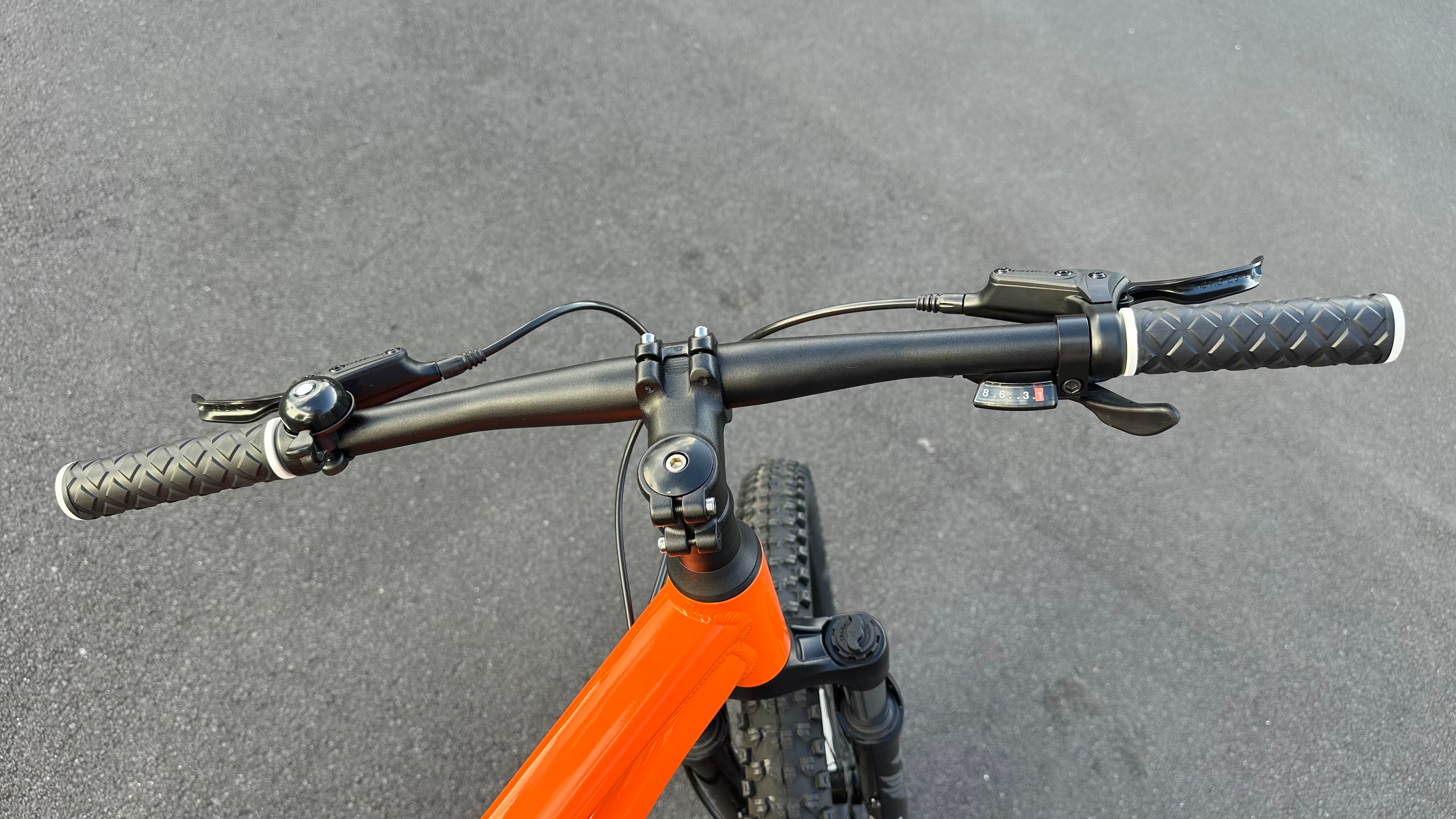 AB Bikes Kids Bikes Wrap Mountain bike in orange – handbar view