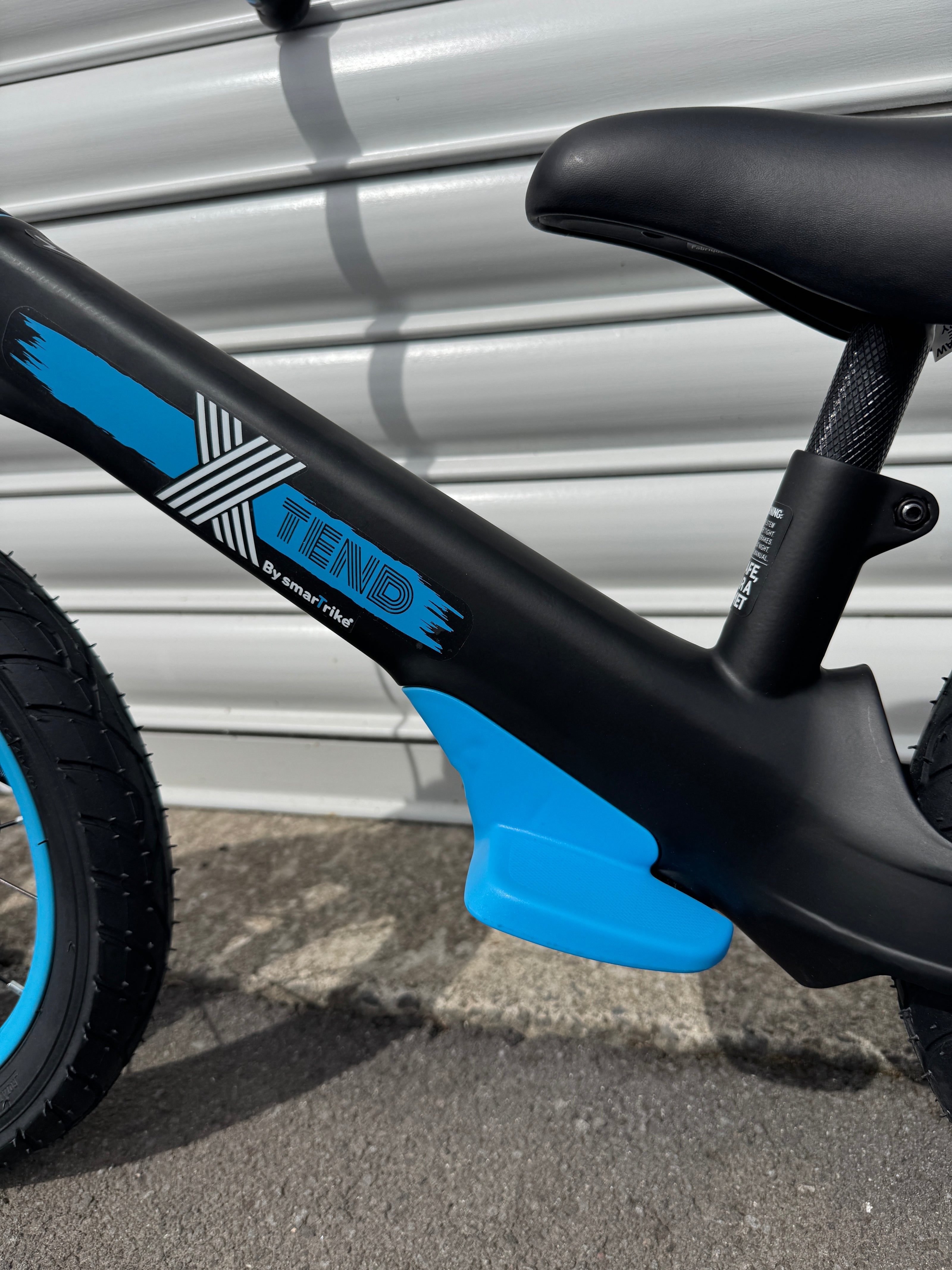 AB Bikes Kids Bikes XTend in blue – top tube view