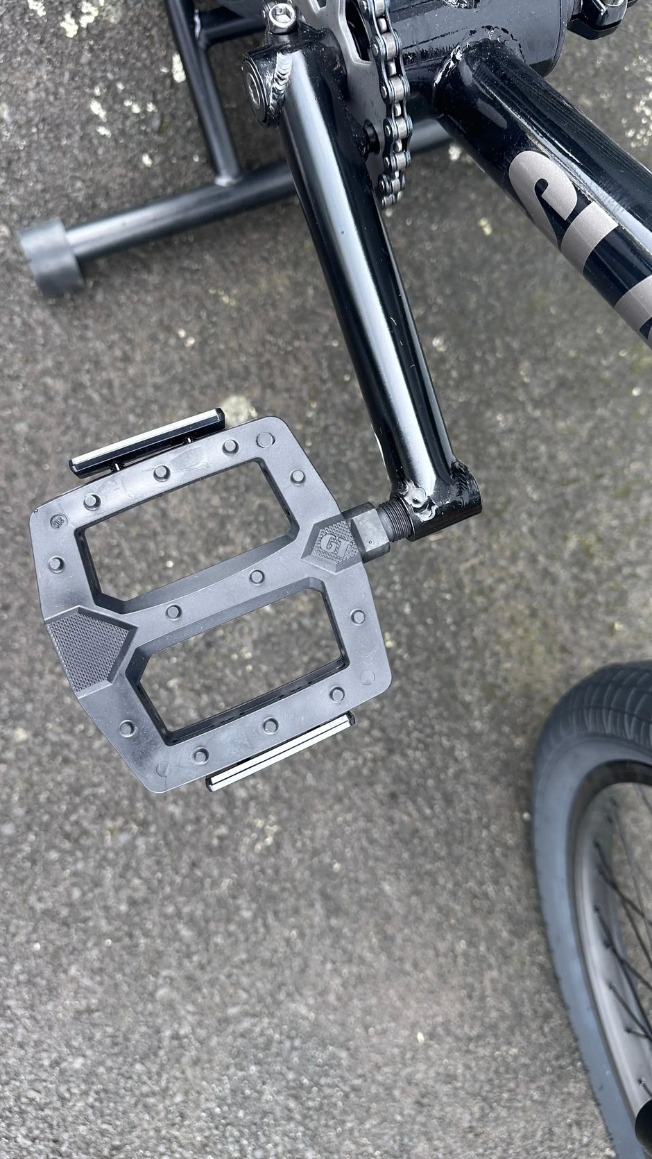 AB Bikes BMX Slammer BLK in black – foot pedal view