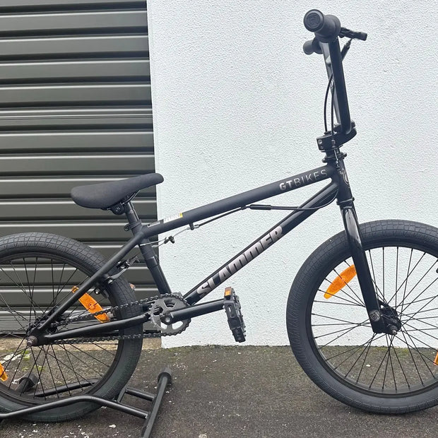 AB Bikes BMX Slammer BLK in black – side view