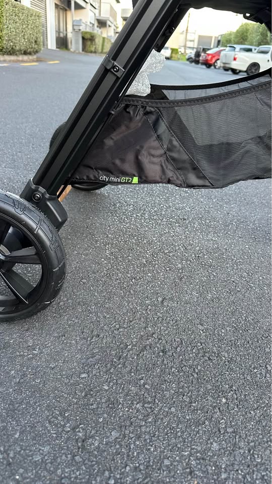 AB Bikes baby stroller baby jogger city mini GT2 in blue – rear wheel view