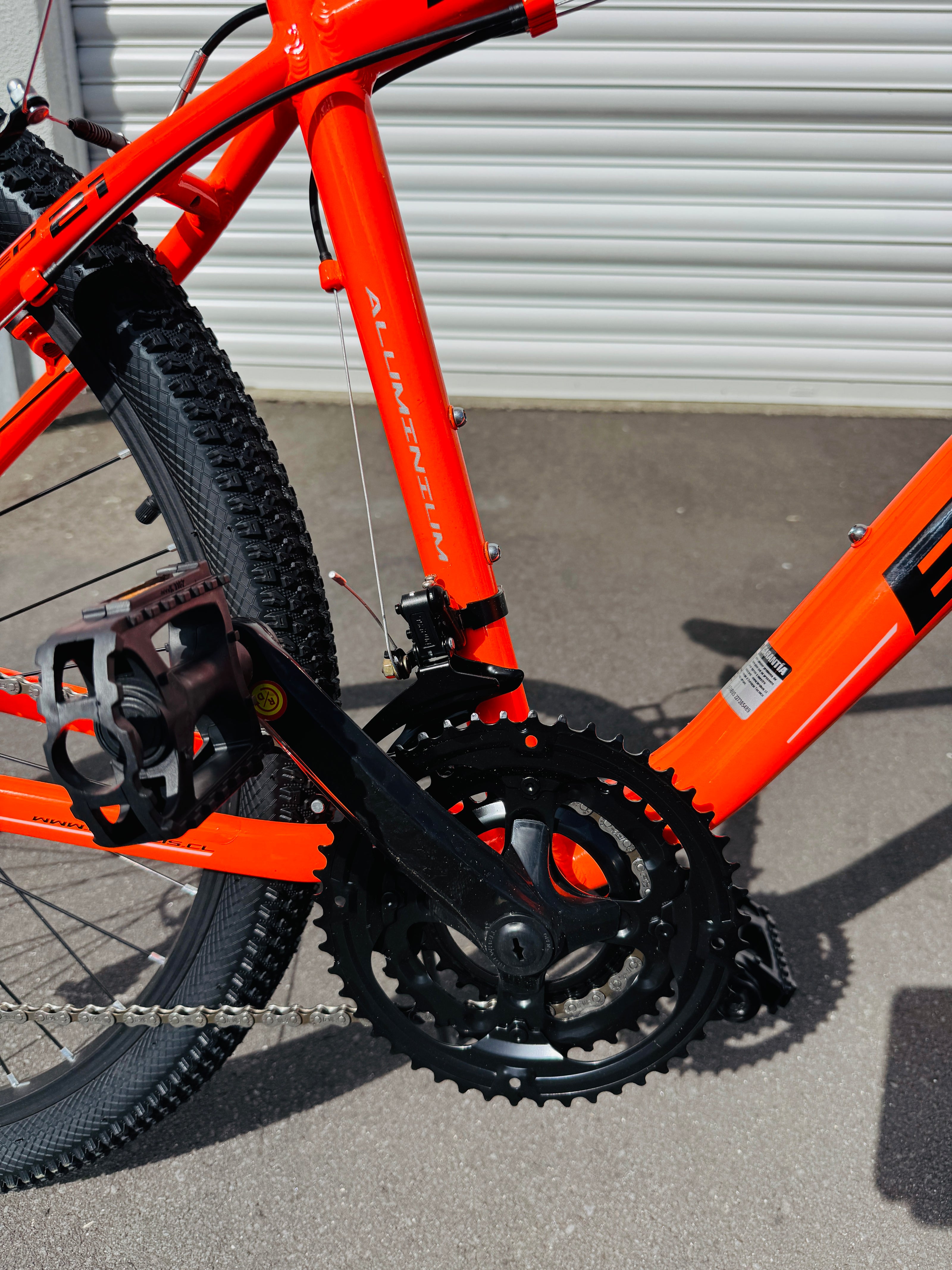 AB Bikes Mountain Bike Brabus Ironhill in orange – gear and foot pedal view