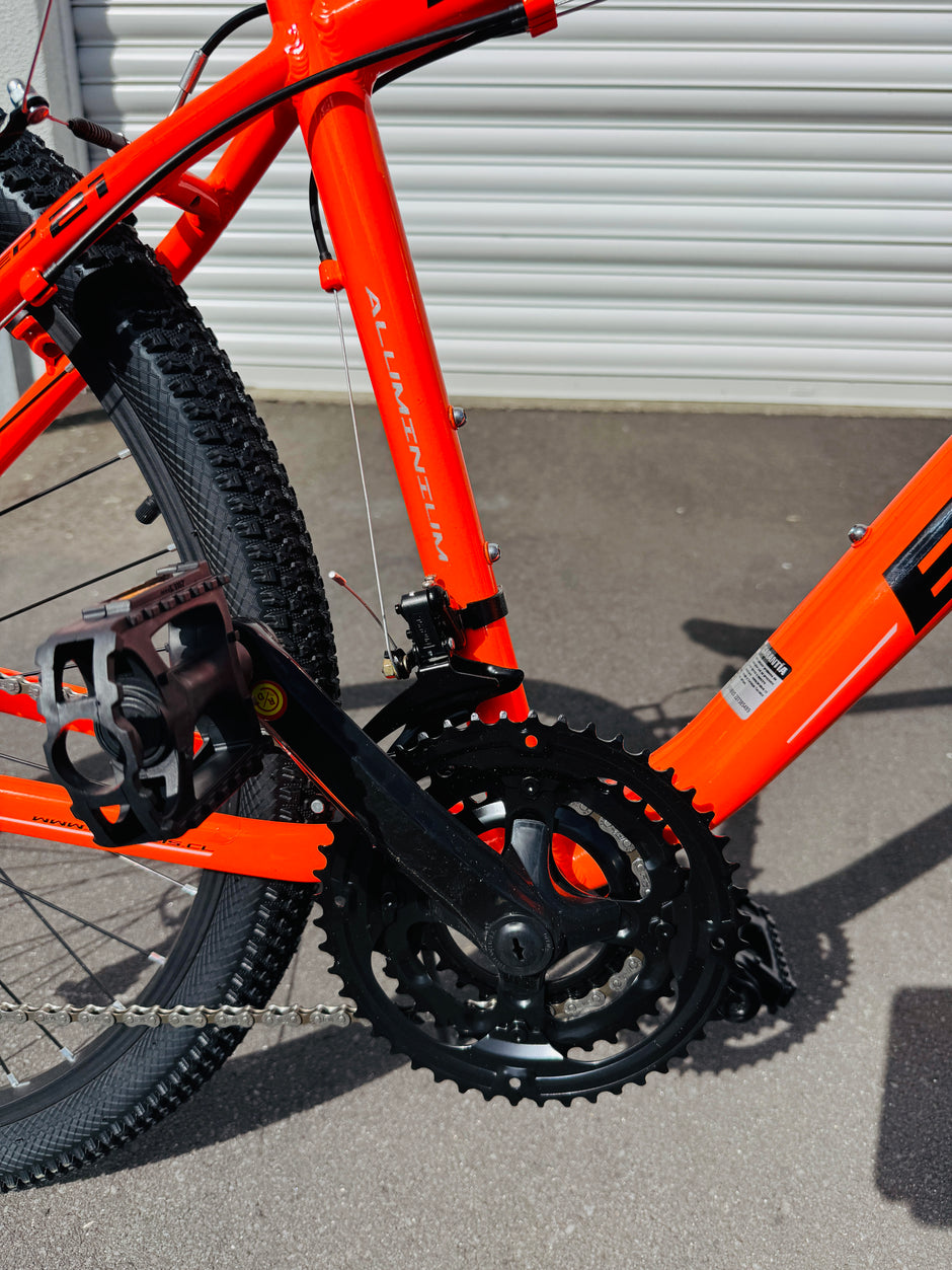 AB Bikes Mountain Bike Brabus Ironhill in orange – gear and foot pedal view