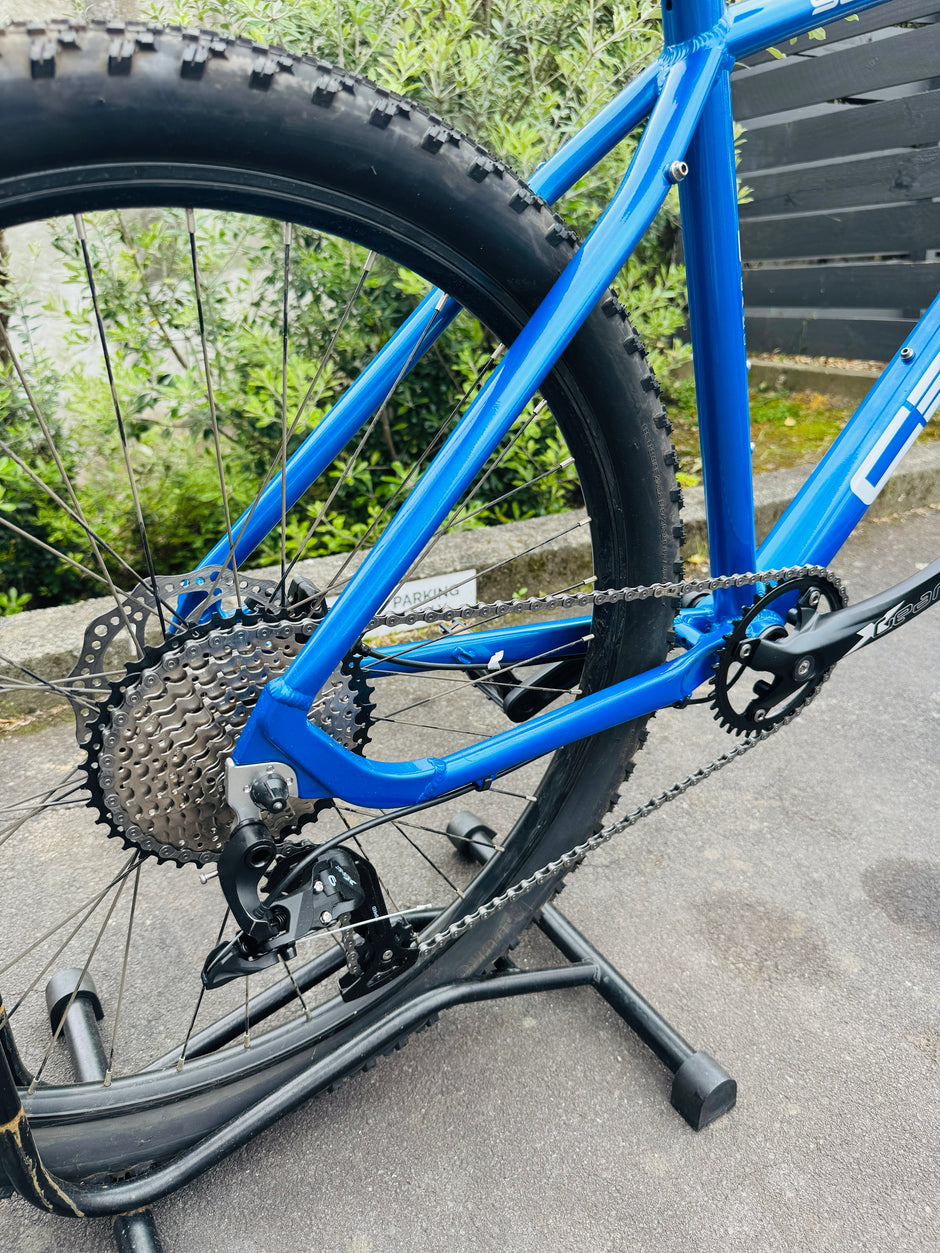 AB Bikes Mountain Bike Rental Ceres in blue – rear wheel view