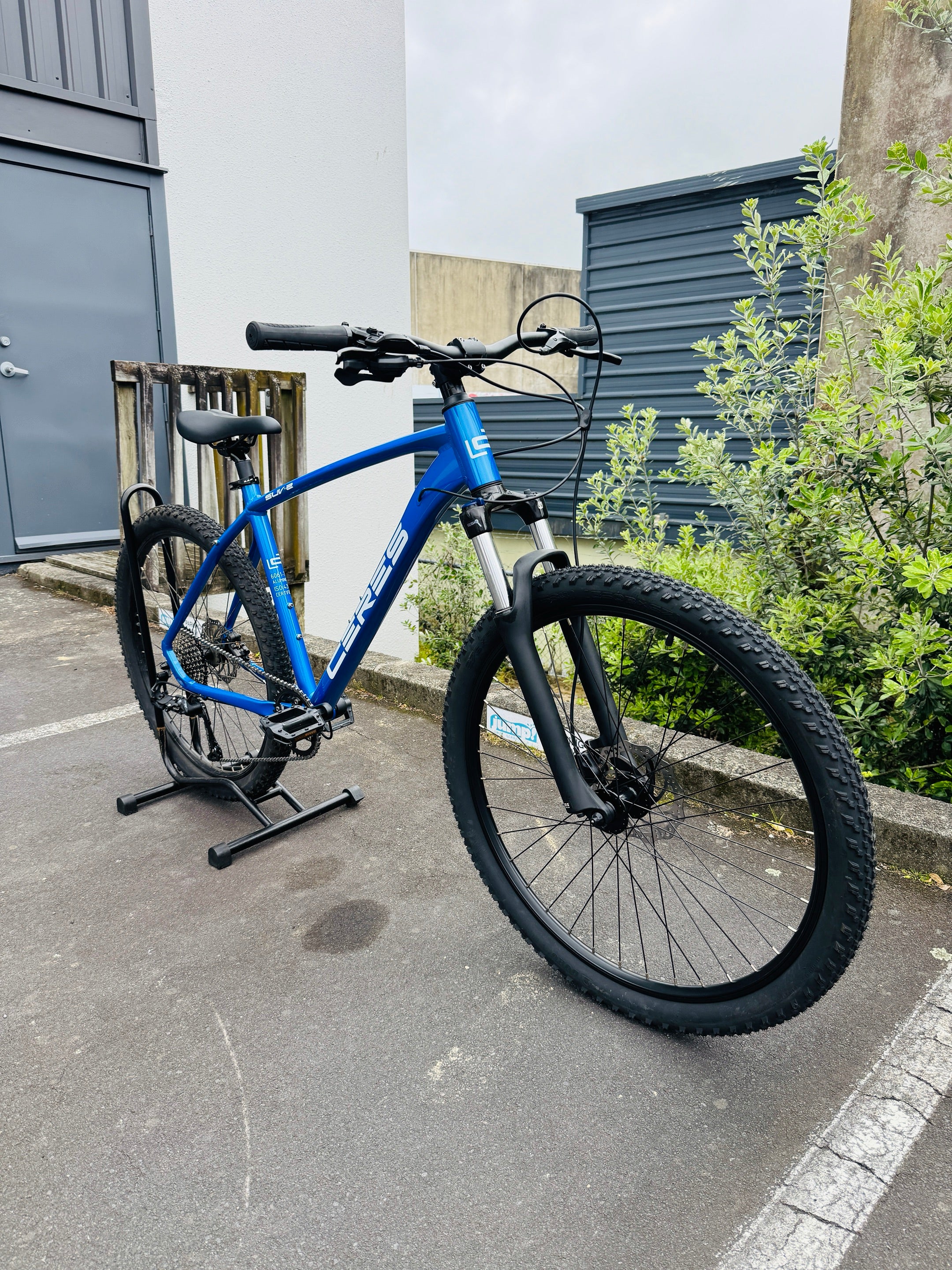 AB Bikes Mountain Bike Rental Ceres in blue – front side view