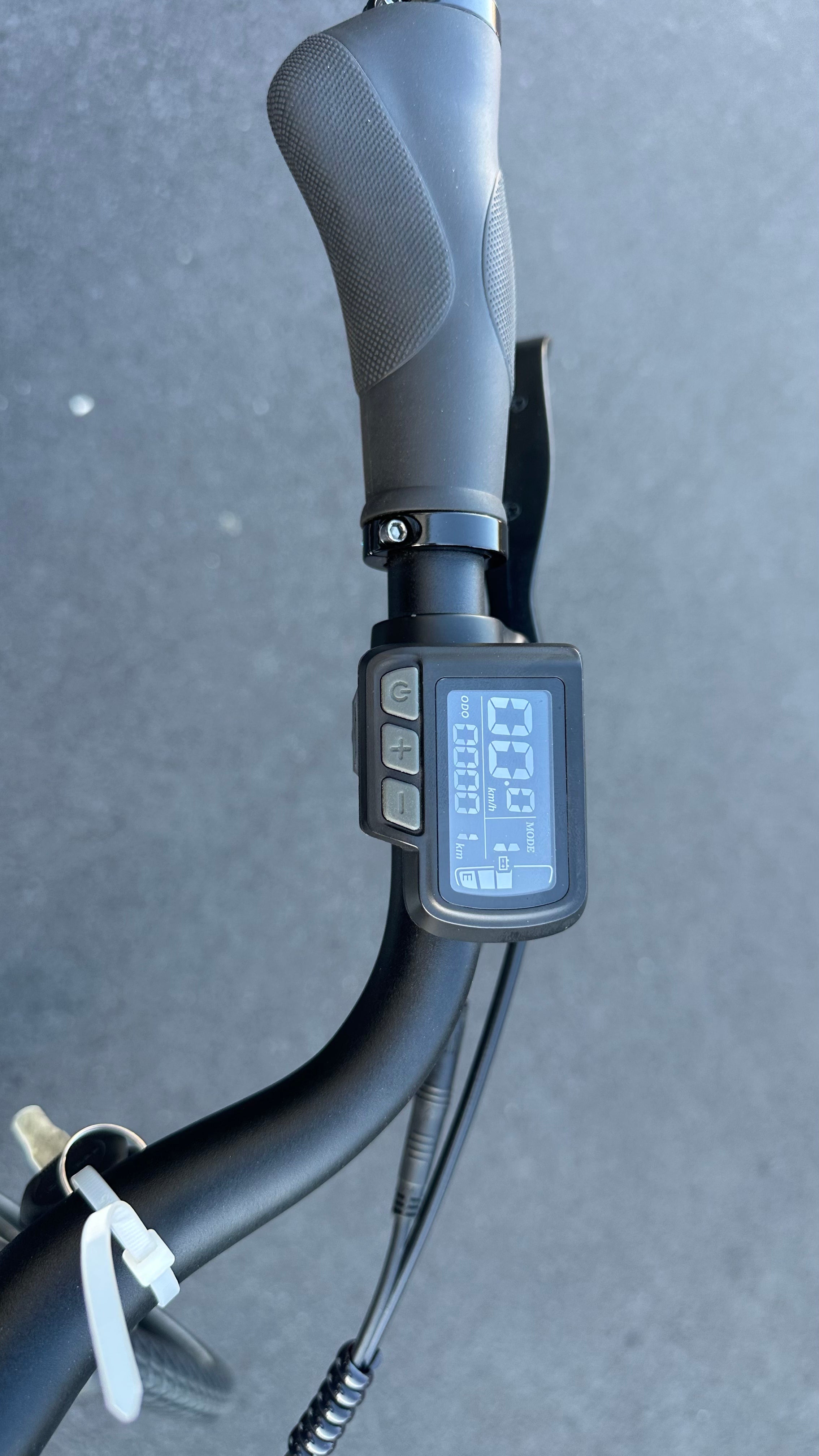 AB Bikes City Electric Assist Bicycle in white – screen view