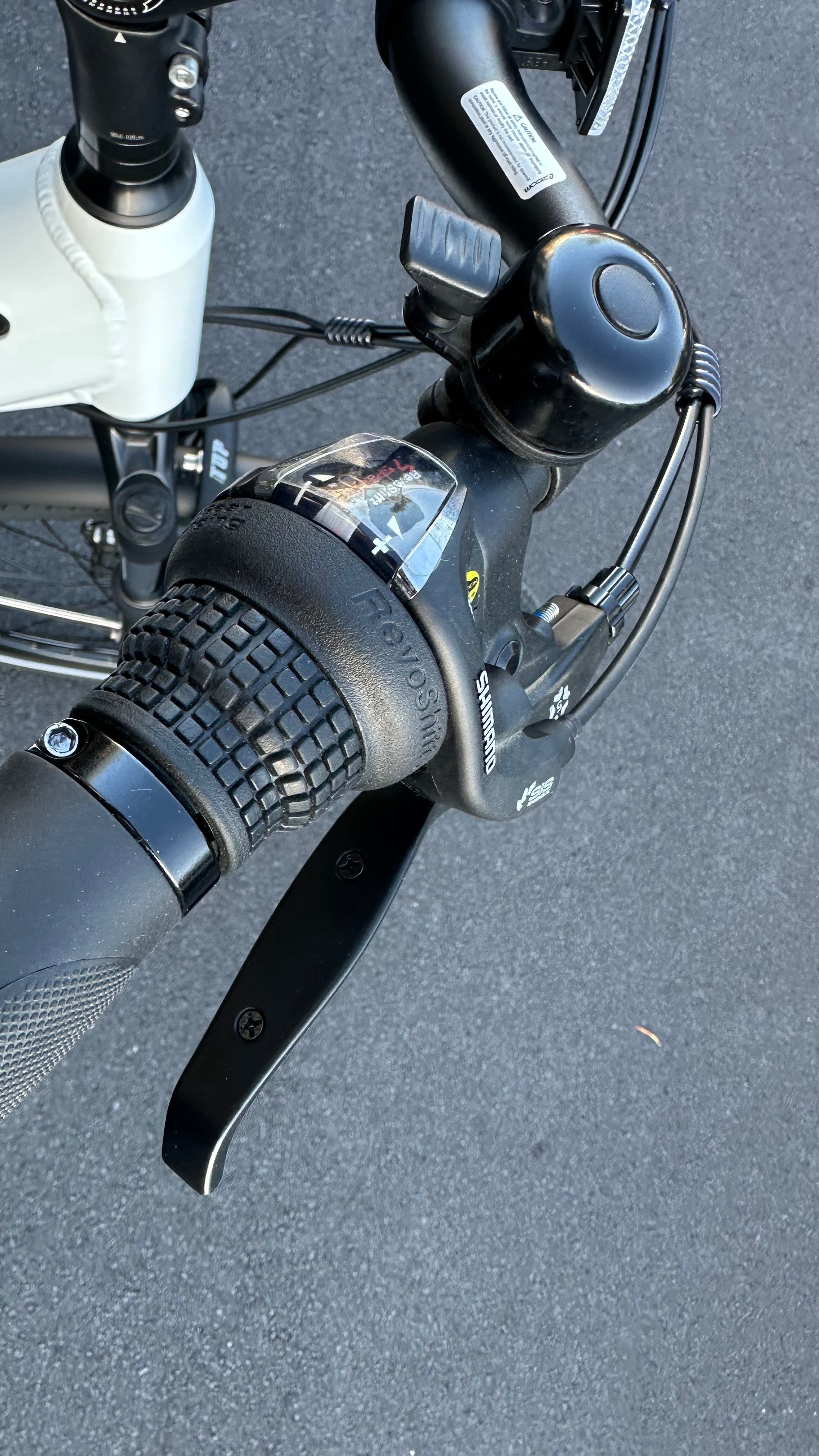 AB Bikes City Electric Assist Bicycle in white – gearing view