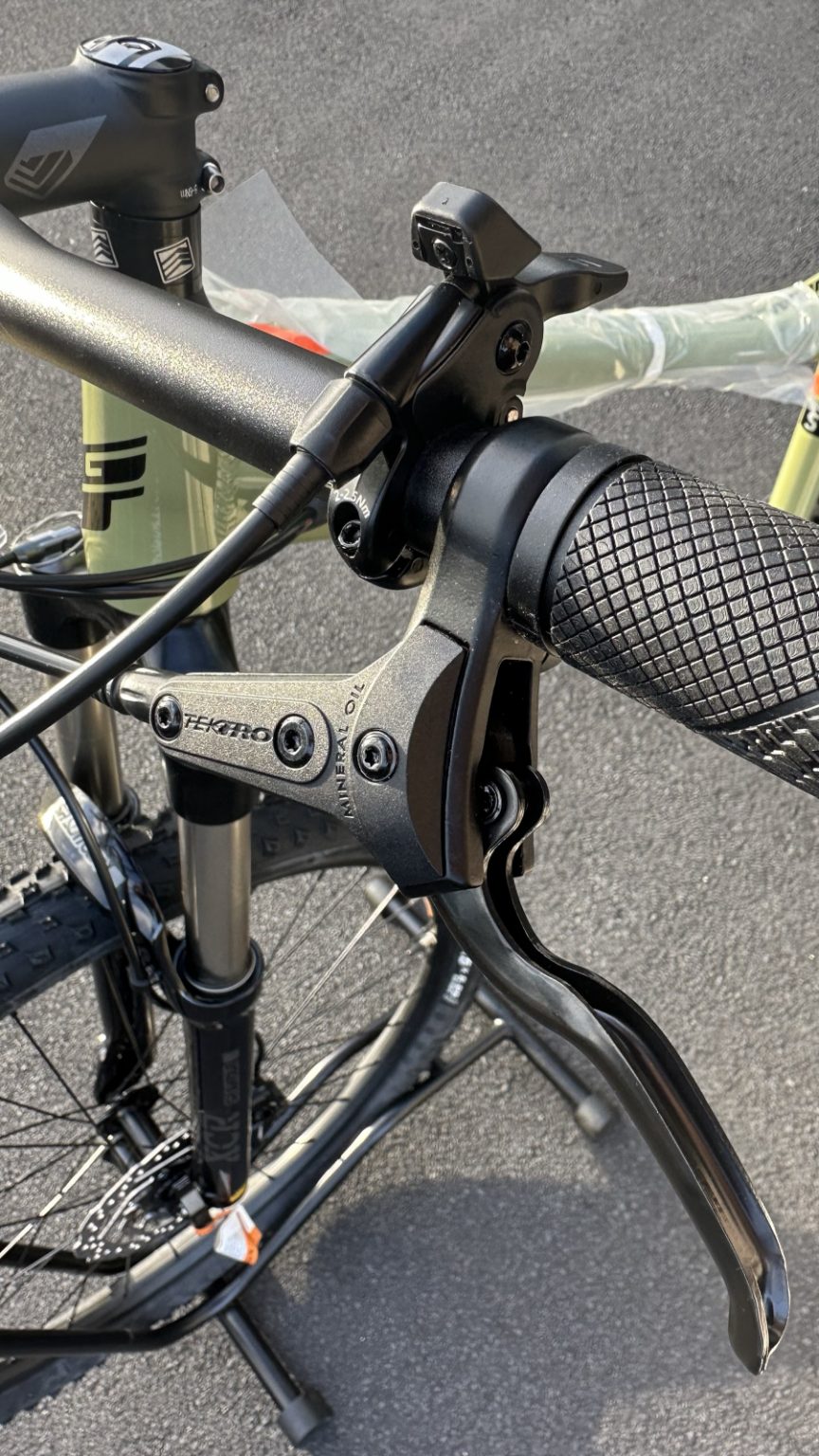 AB Bikes Mountain Bike GTM Avalanche Elite in green – left handbar view