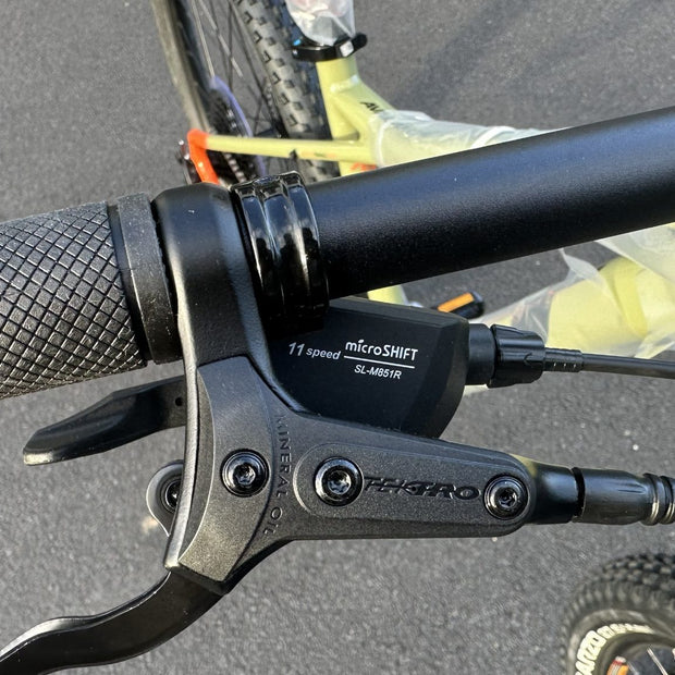 AB Bikes Mountain Bike GTM Avalanche Elite in green – right handbar view