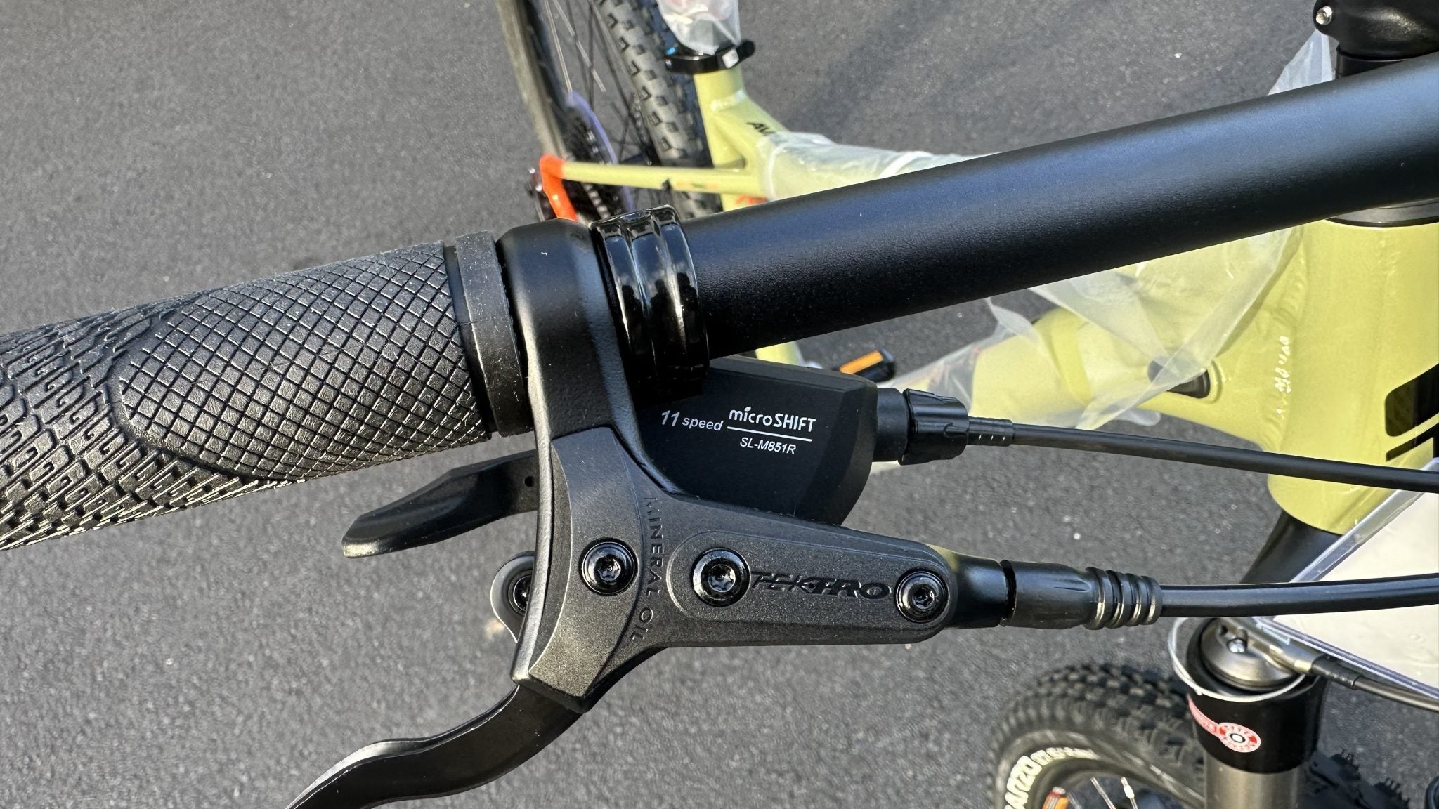 AB Bikes Mountain Bike GTM Avalanche Elite in green – right handbar view