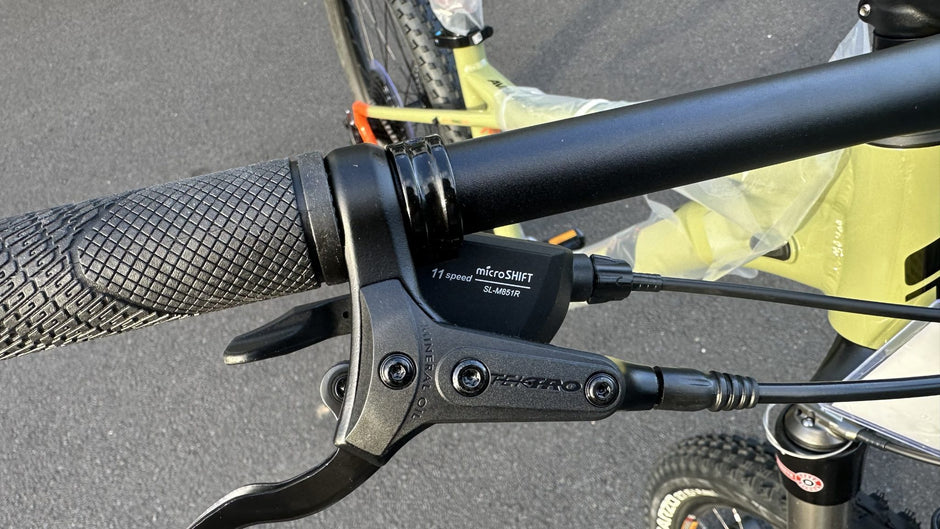 AB Bikes Mountain Bike GTM Avalanche Elite in green – right handbar view