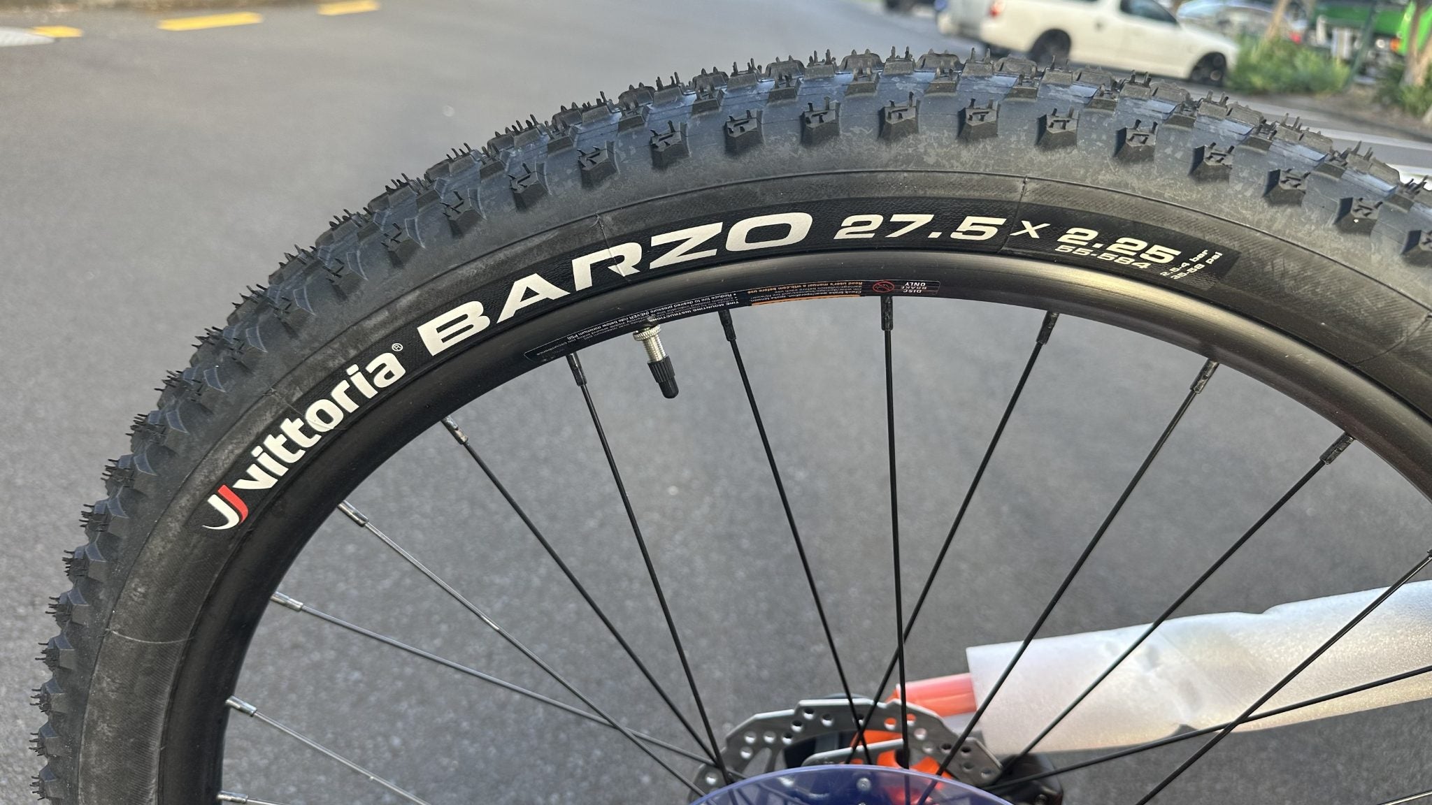 AB Bikes Mountain Bike GTM Avalanche Elite in green – tire view