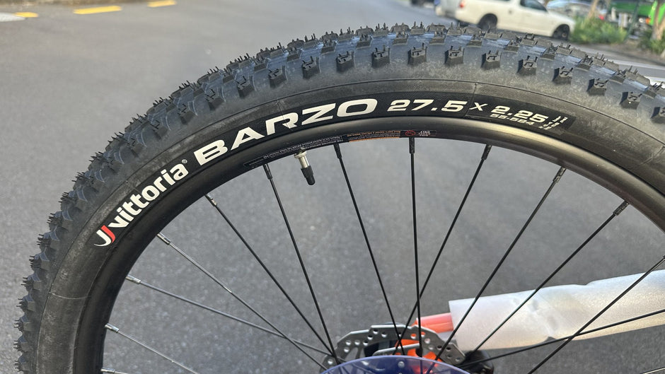 AB Bikes Mountain Bike GTM Avalanche Elite in green – tire view