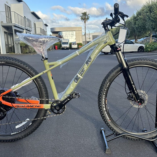 AB Bikes Mountain Bike GTM Avalanche Elite in green – side view