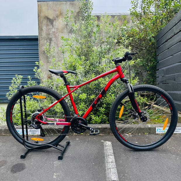 AB Bikes Mountain Bike GT Aggressor  in red – side view