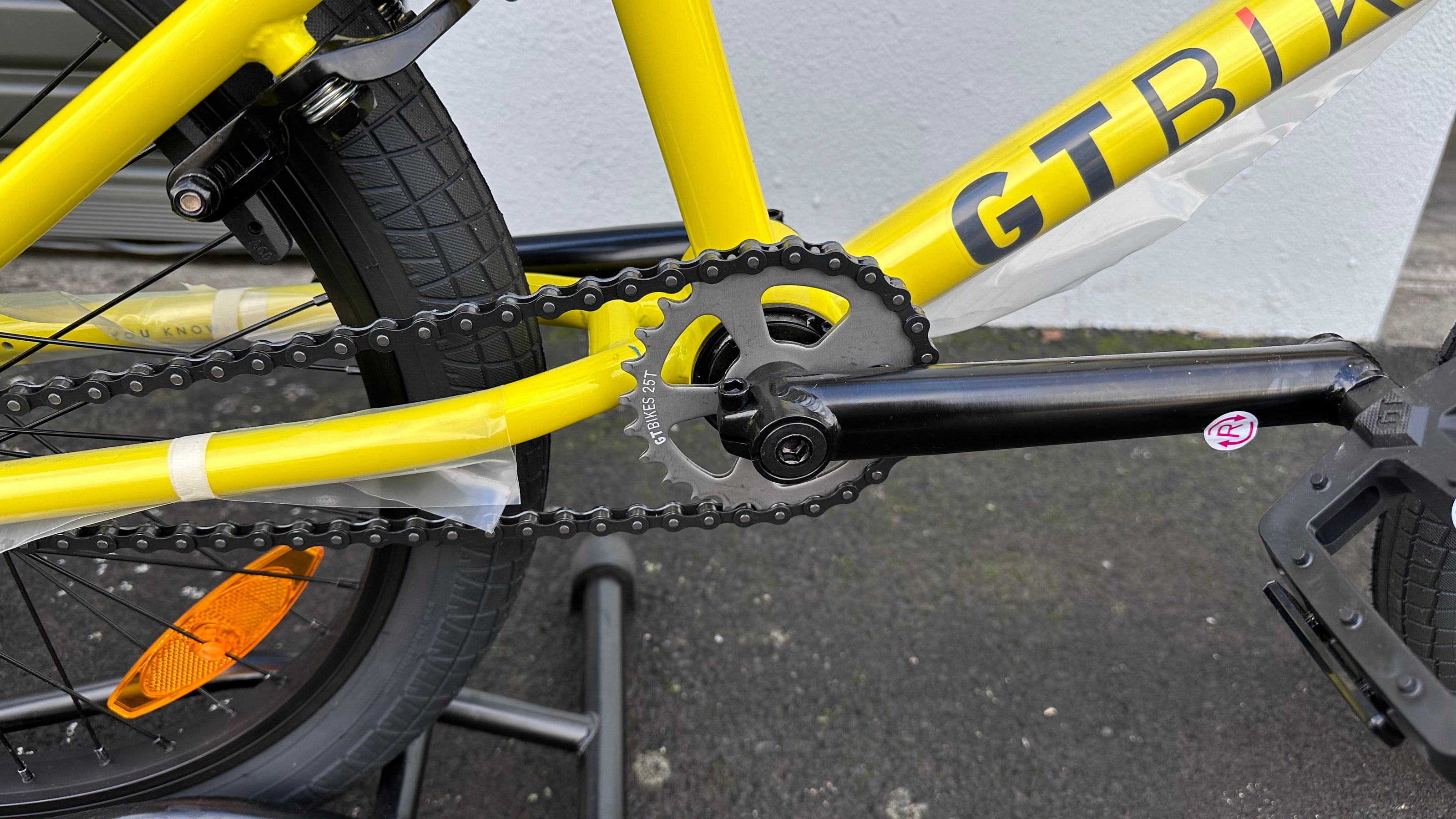 AB Bikes BMX GT Air YEL O/S in yellow – chain view