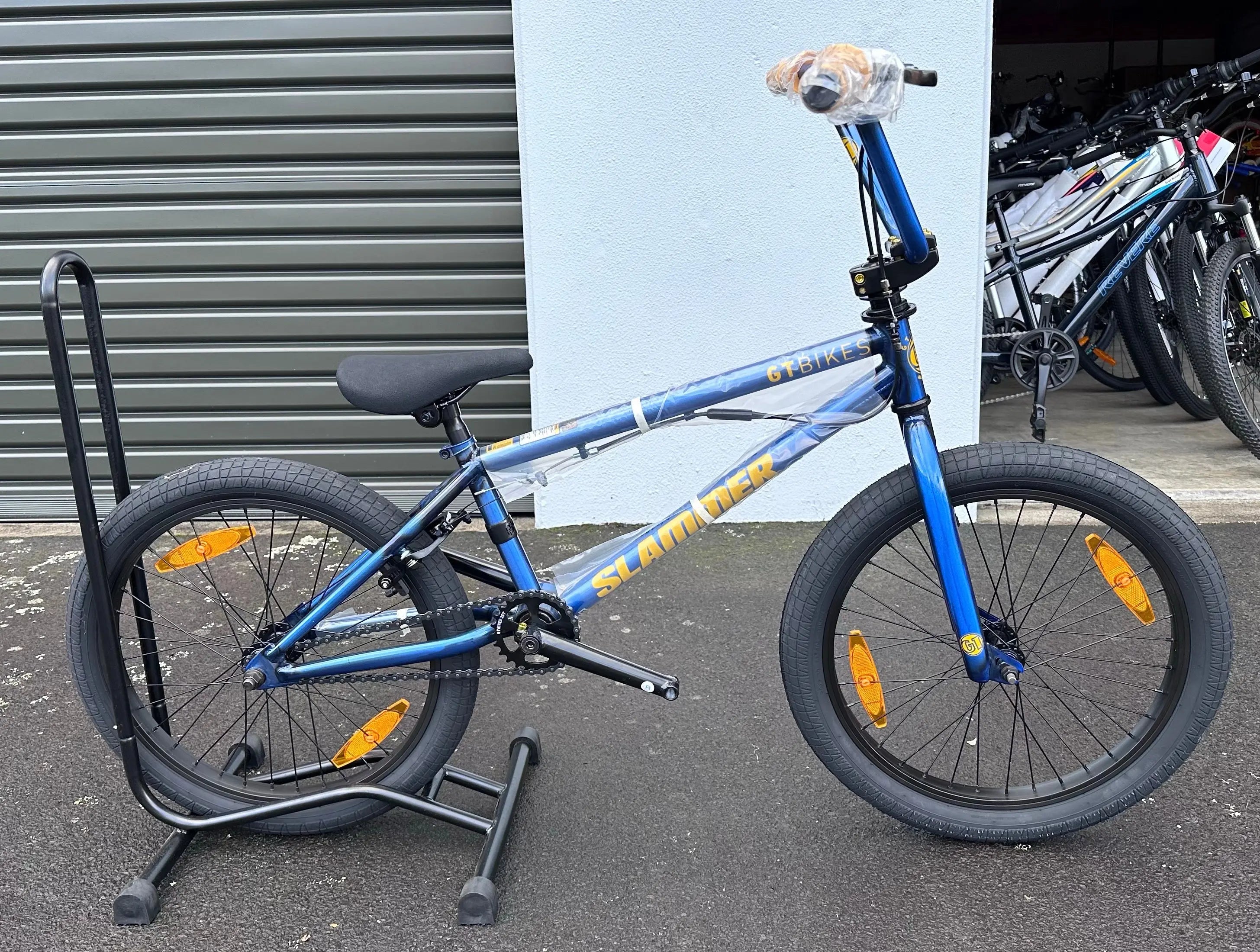 AB Bikes BMX GT Slammer in blue – side view