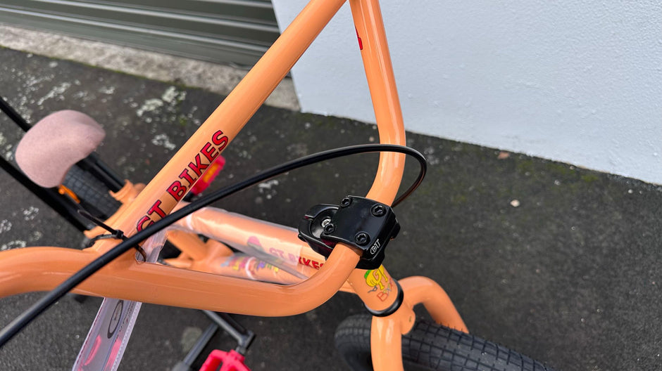 AB Bikes BMX GT Performer PCH Youth in orange – handbar view