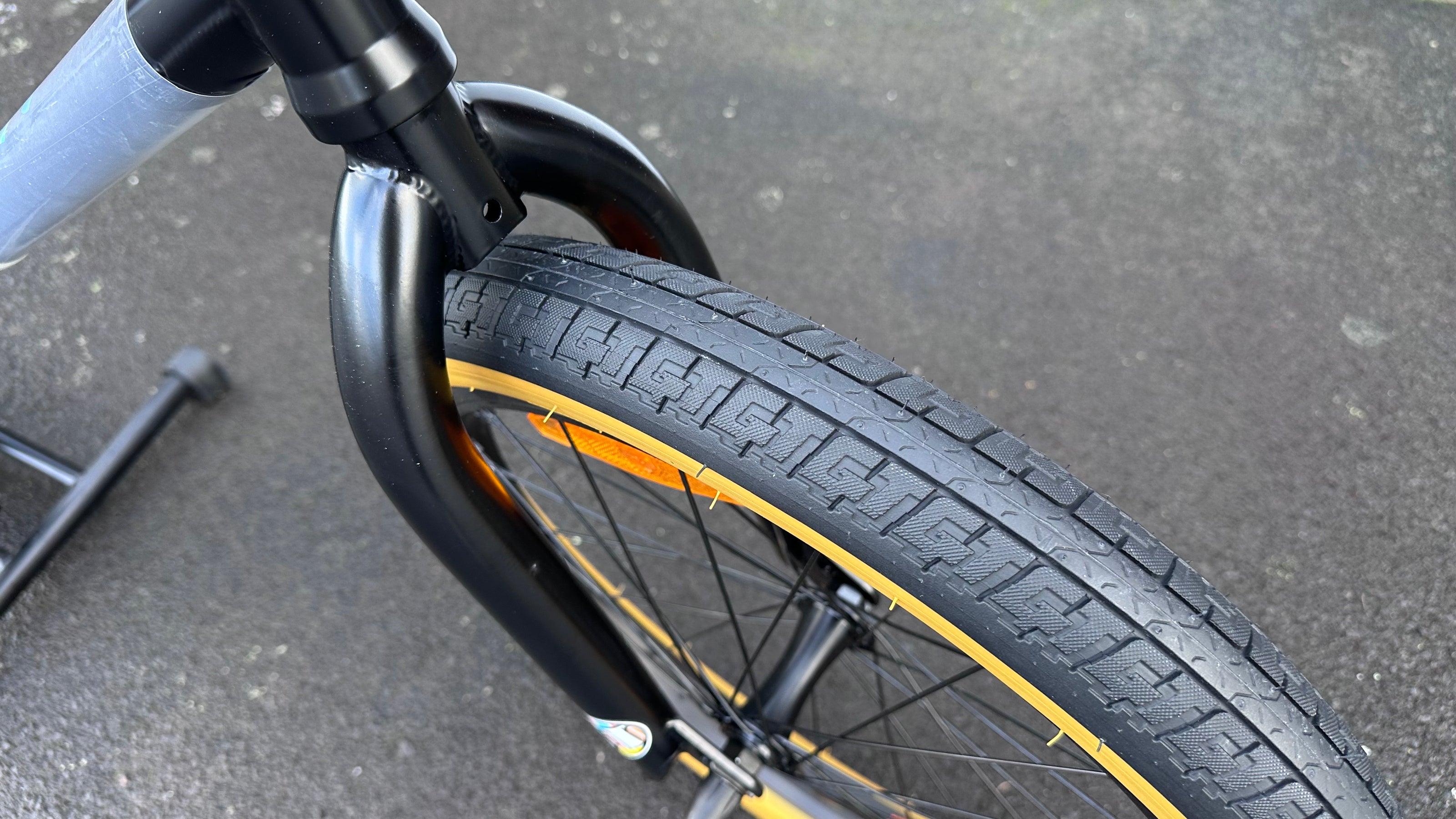 AB Bikes BMX GT Performer Performer BLK in black – tire view