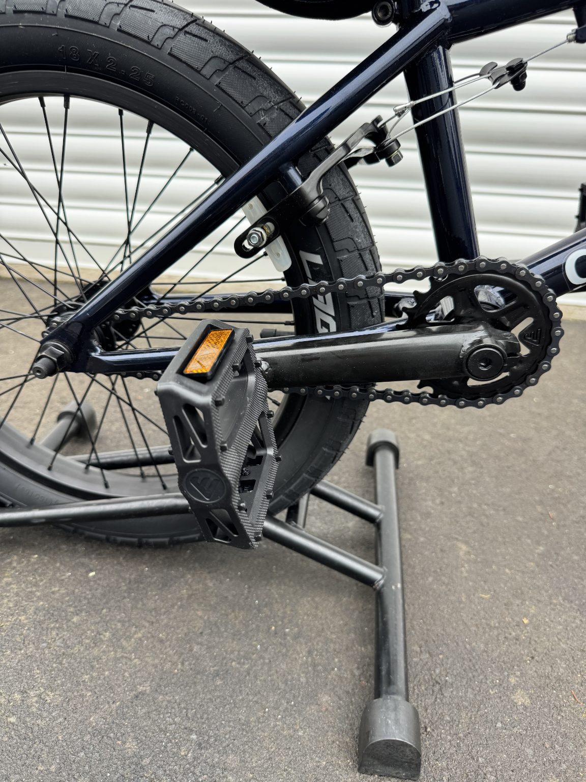 AB Bikes BMX GustaBMX in black – chain and foot pedal view