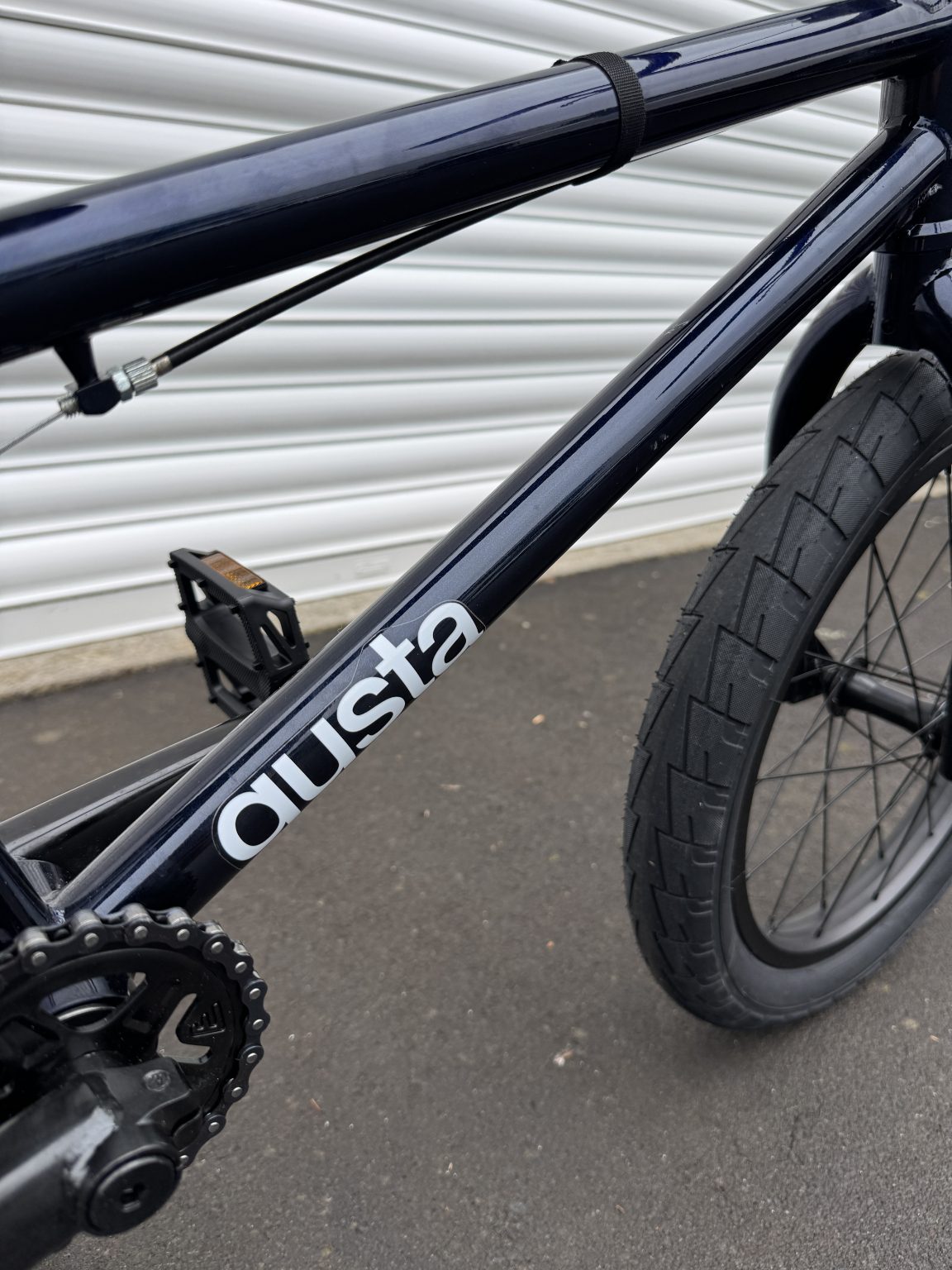 AB Bikes BMX GustaBMX in black – top tube view