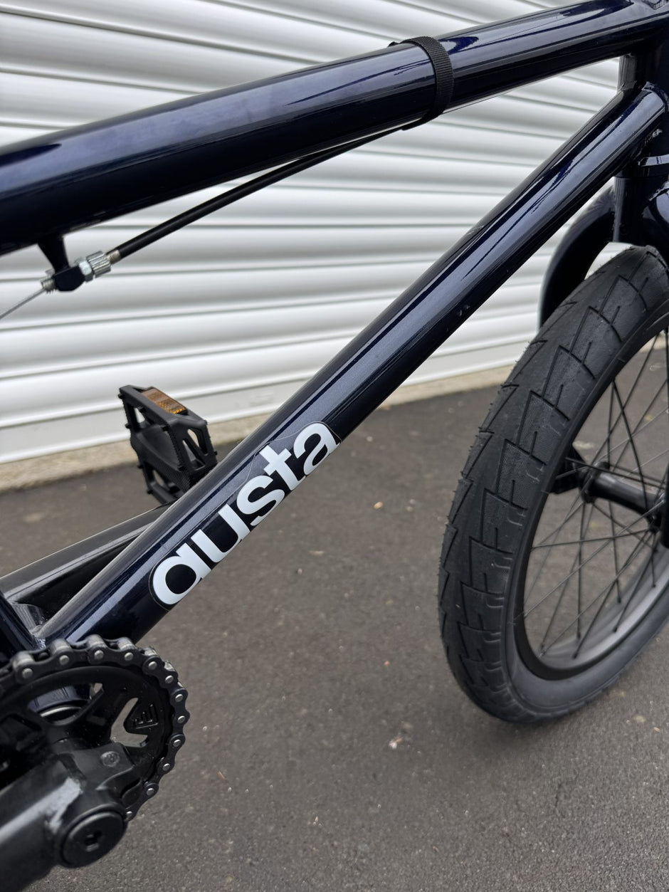 AB Bikes BMX GustaBMX in black – top tube view