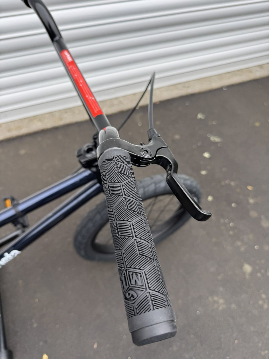 AB Bikes BMX GustaBMX in black – right handbar view