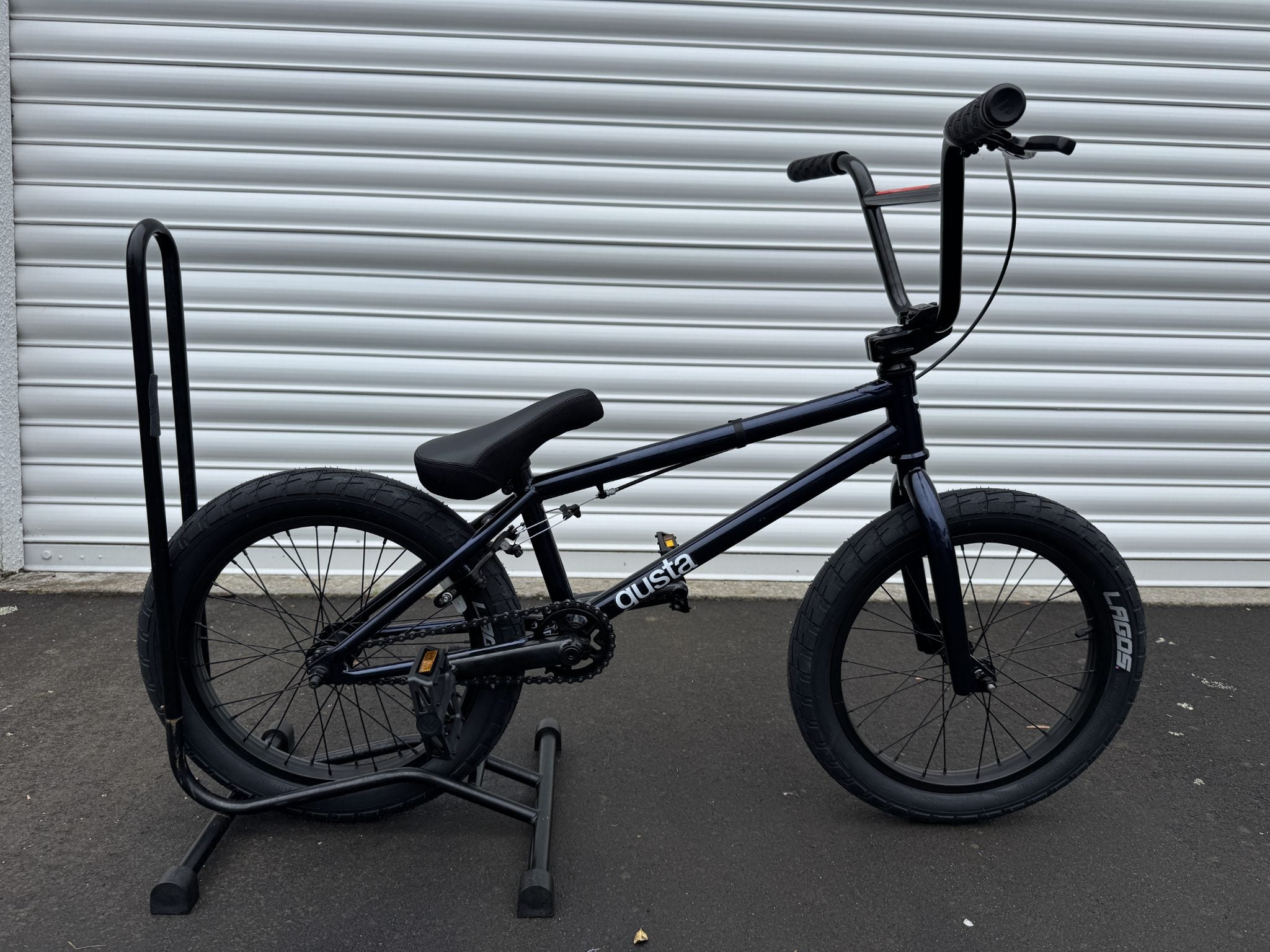AB Bikes BMX GustaBMX in black – side view