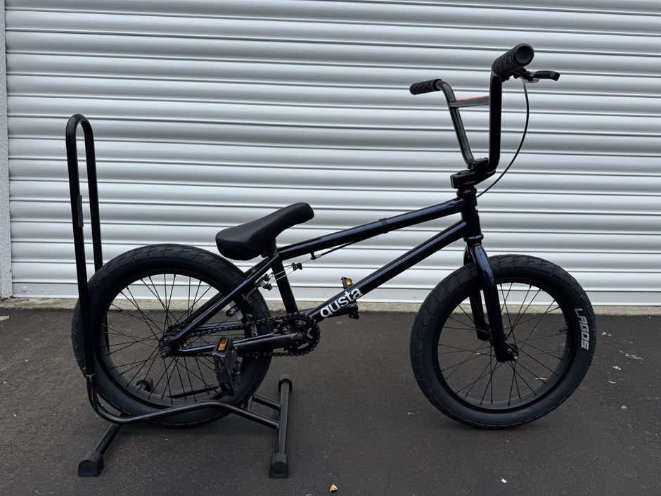 AB Bikes BMX GustaBMX in black – side view