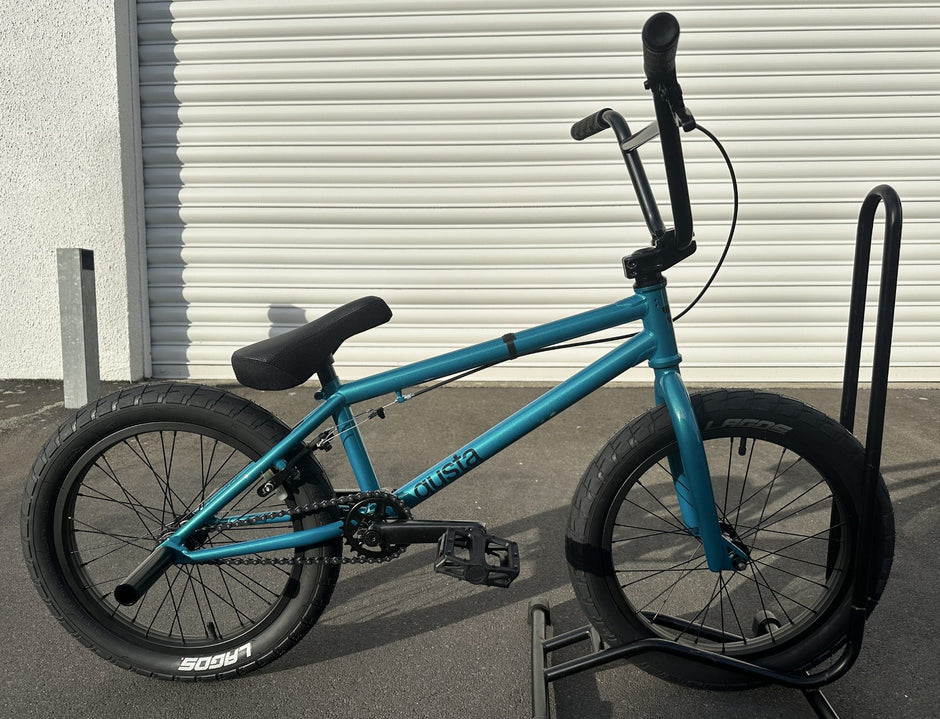 AB Bikes BMX GustaBMX in blue – side view