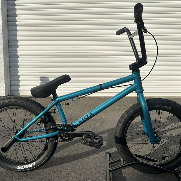 AB Bikes BMX GustaBMX in blue – side view