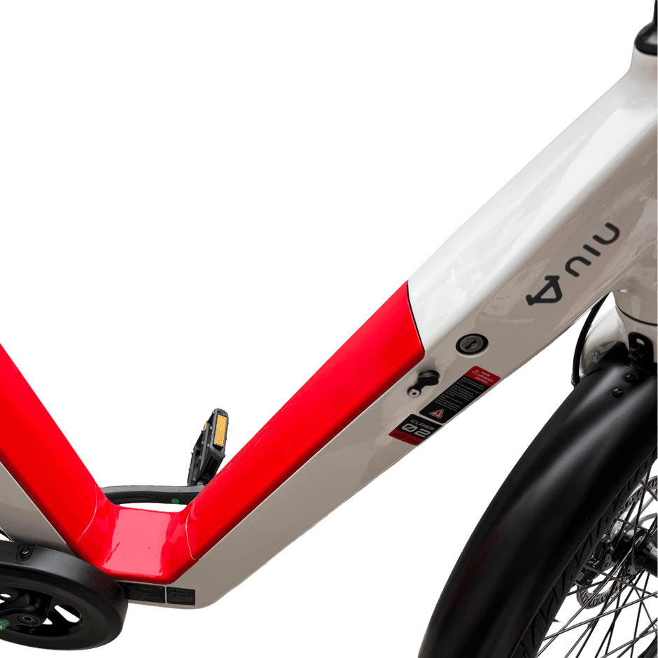AB Bikes E-Bike NIU BQI-C3 sport in white – top tube view