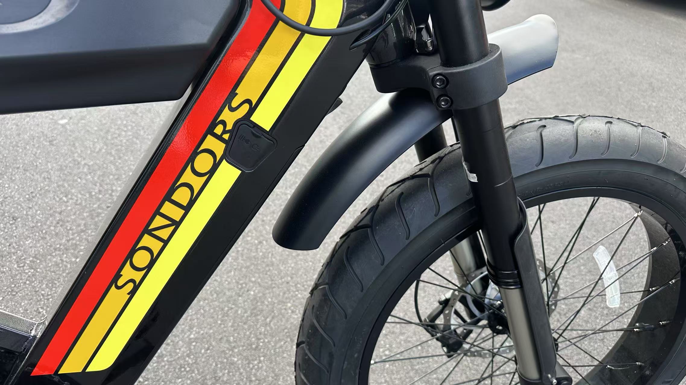 AB Bikes Electric Mountain Bike SONDORS MadMods in black – charging port view