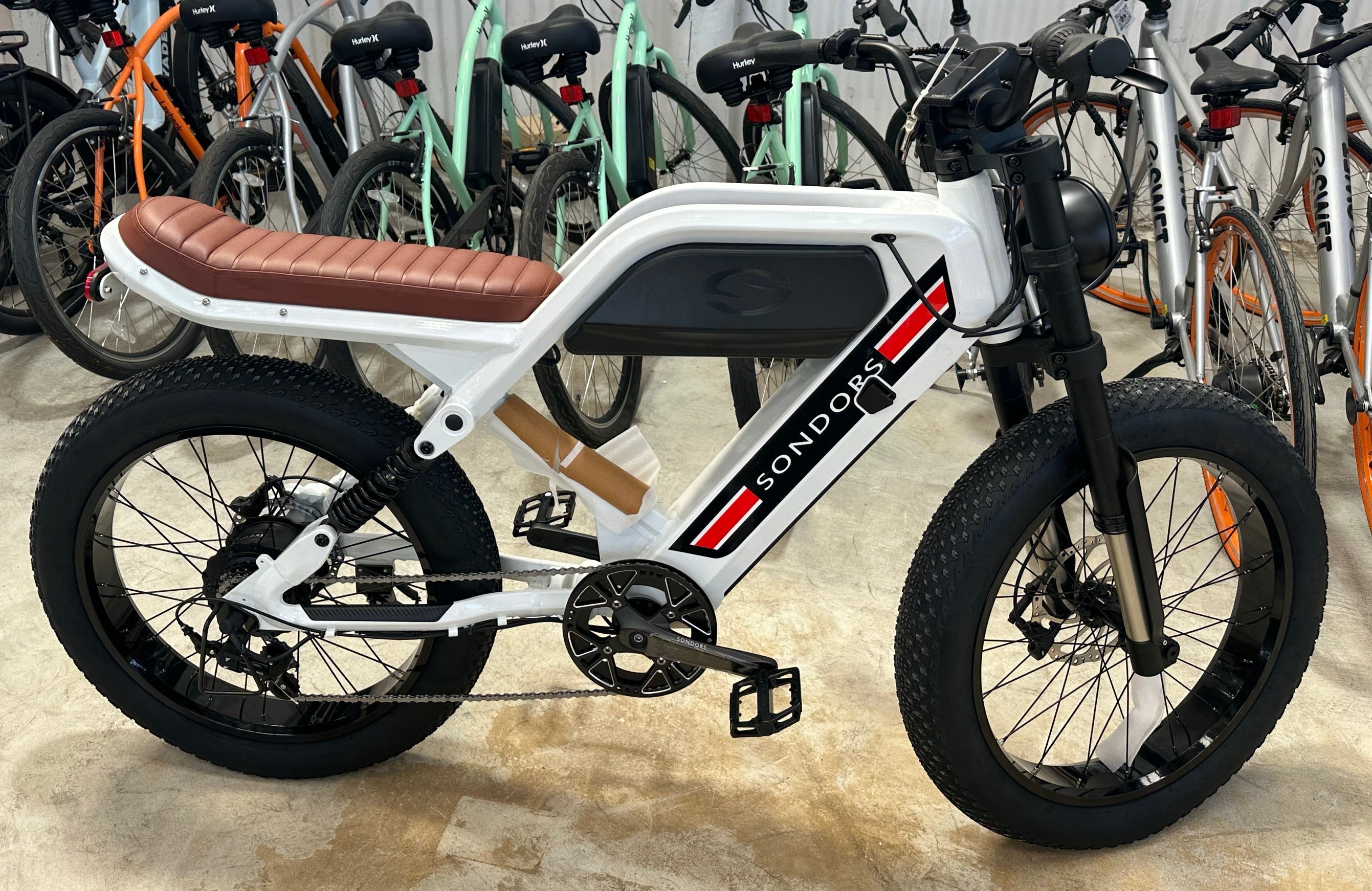 AB Bikes Electric Mountain Bike SONDORS MadMods in white – real shot side view