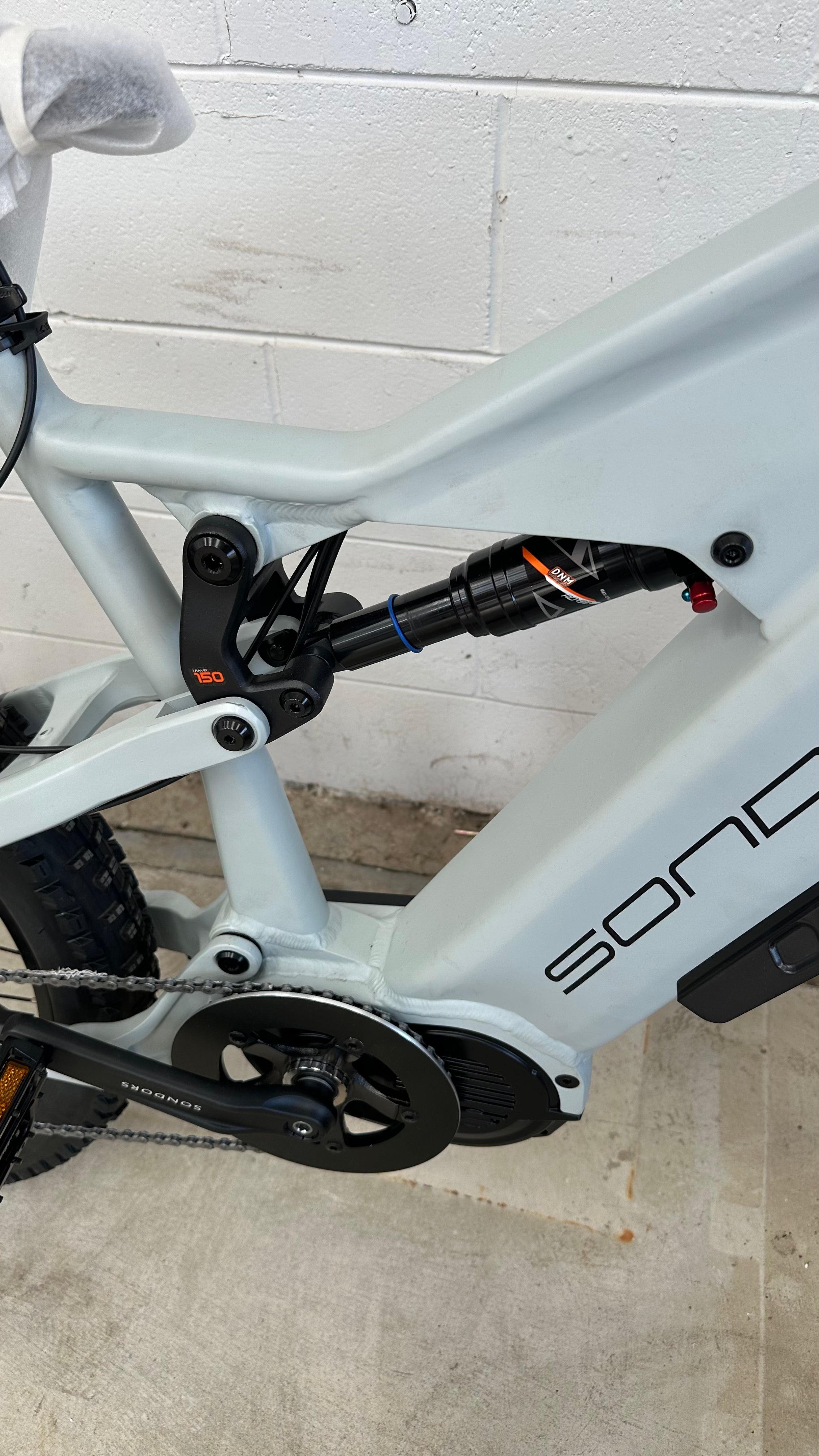 AB Bikes Electric Mountain Bike SONDORS Rockstar in gray – top tube and suspension view