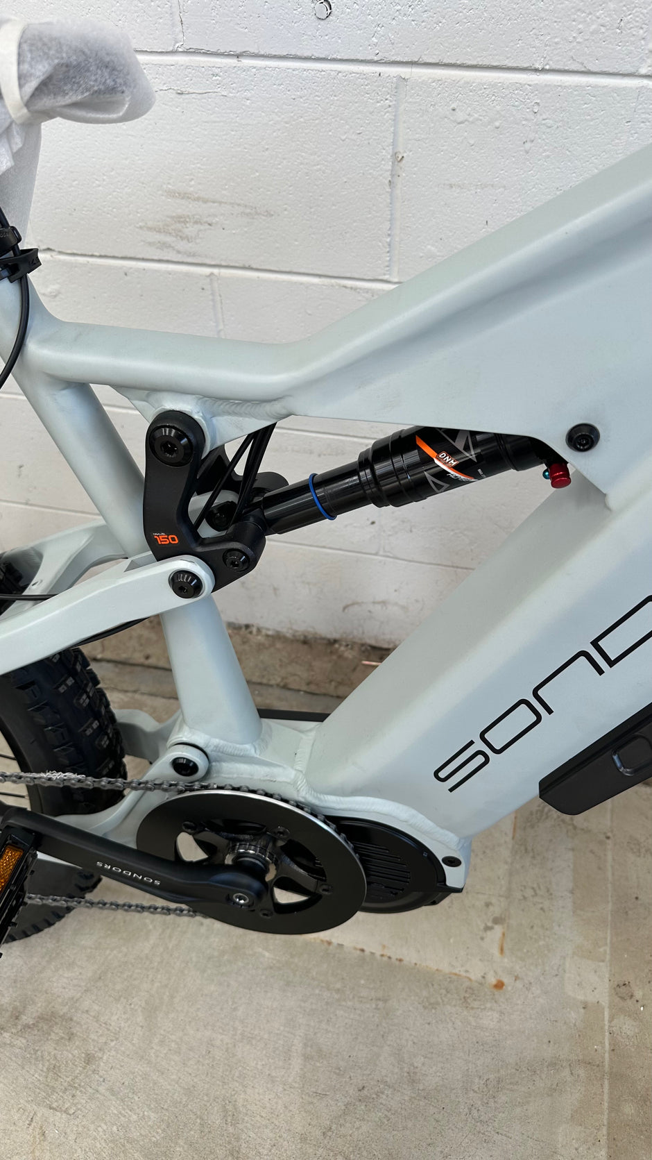 AB Bikes Electric Mountain Bike SONDORS Rockstar in gray – top tube and suspension view