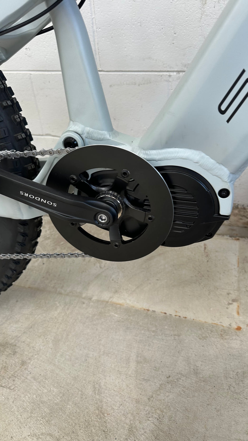 AB Bikes Electric Mountain Bike SONDORS Rockstar in gray – chain view