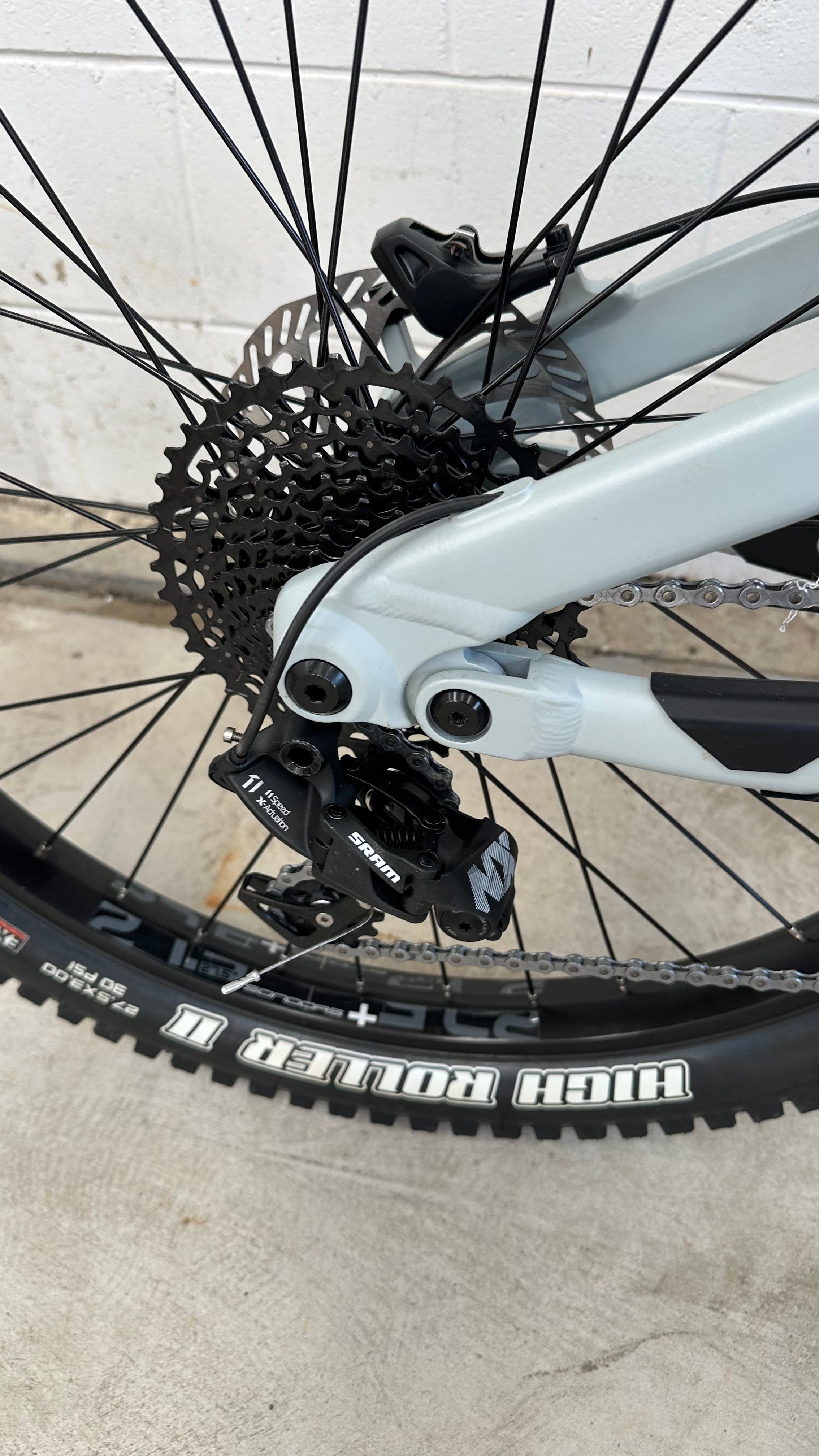 AB Bikes Electric Mountain Bike SONDORS Rockstar in gray – motor view