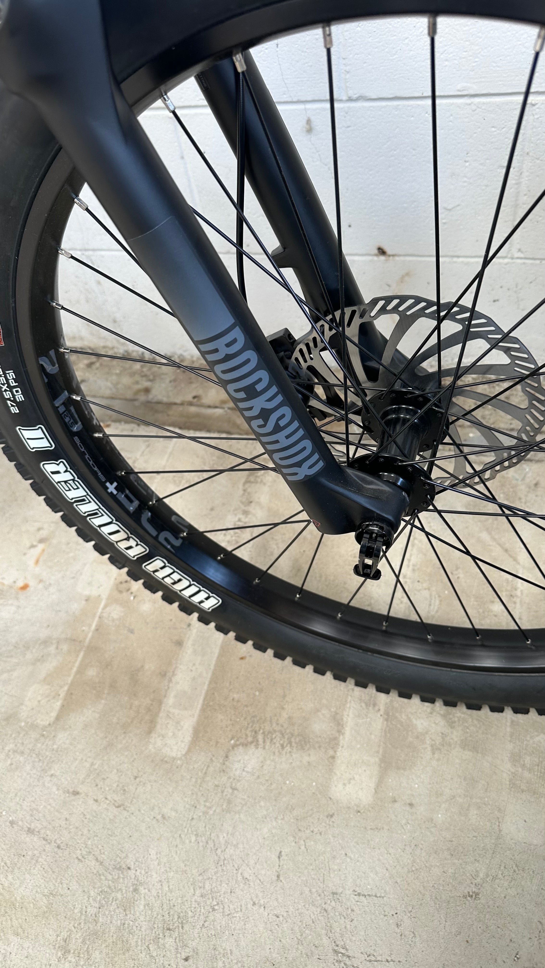 AB Bikes Electric Mountain Bike SONDORS Rockstar in gray – front wheel view