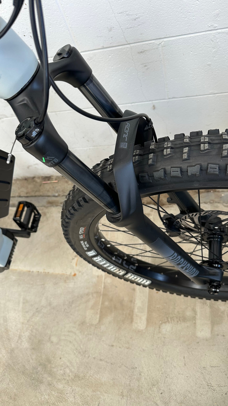 AB Bikes Electric Mountain Bike SONDORS Rockstar in gray – front suspension view