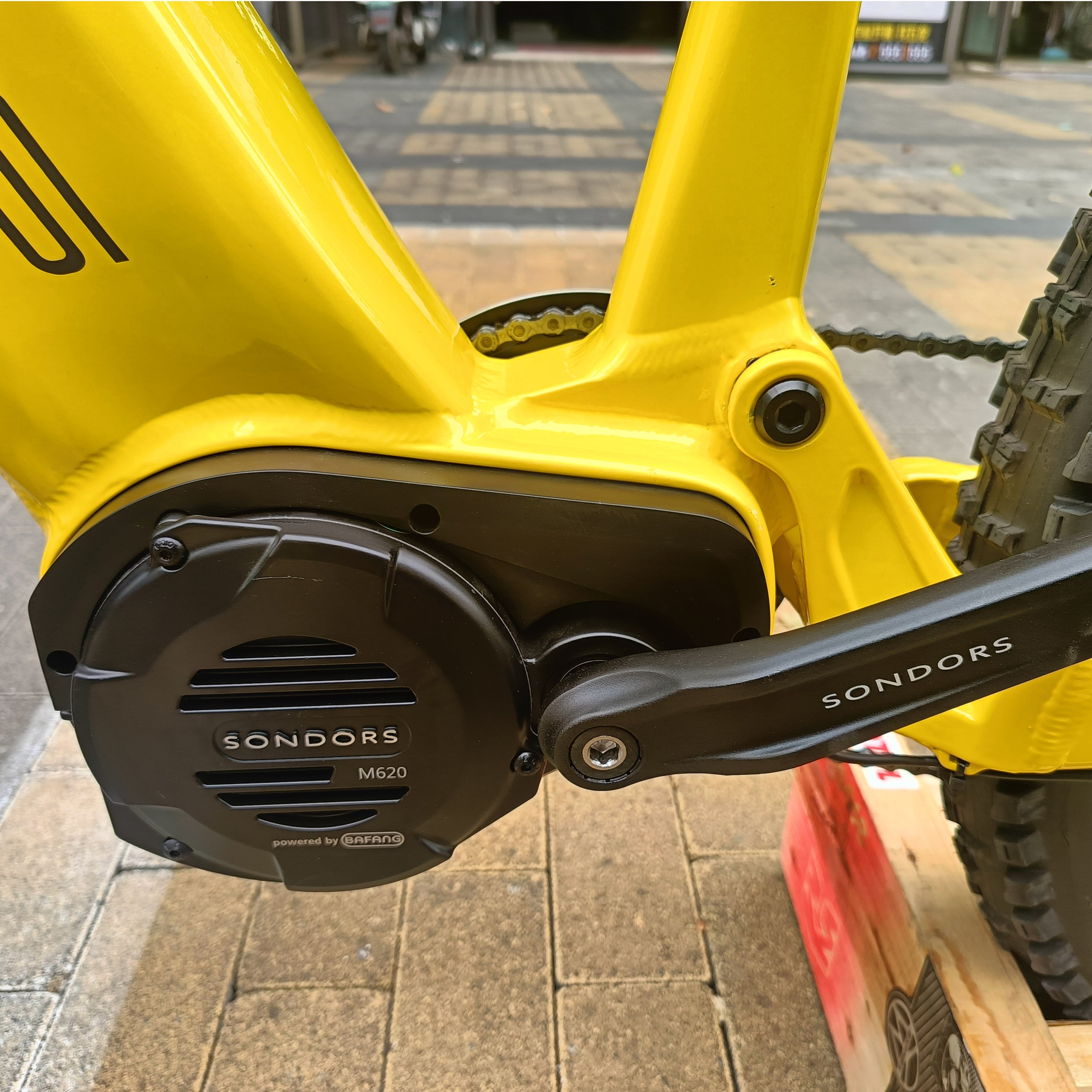 AB Bikes Electric Mountain Bike SONDORS Rockstar in yellow – chain view