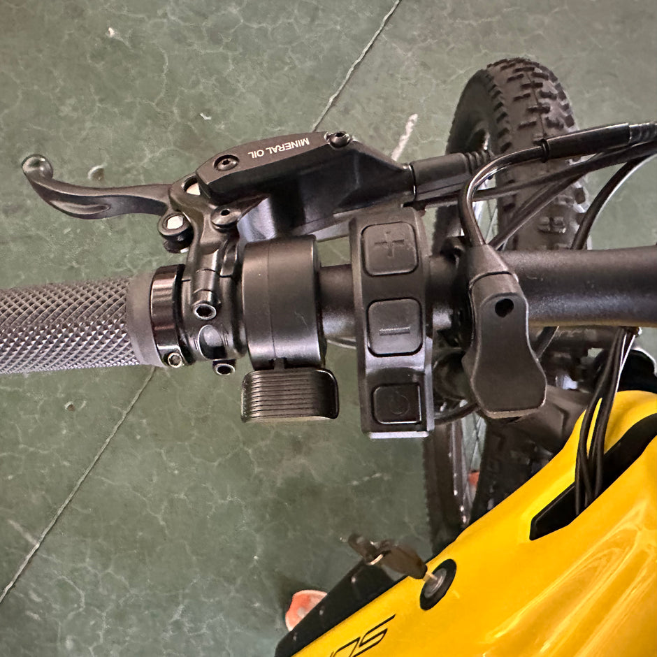 AB Bikes Electric Mountain Bike SONDORS Rockstar in yellow – left handbar view