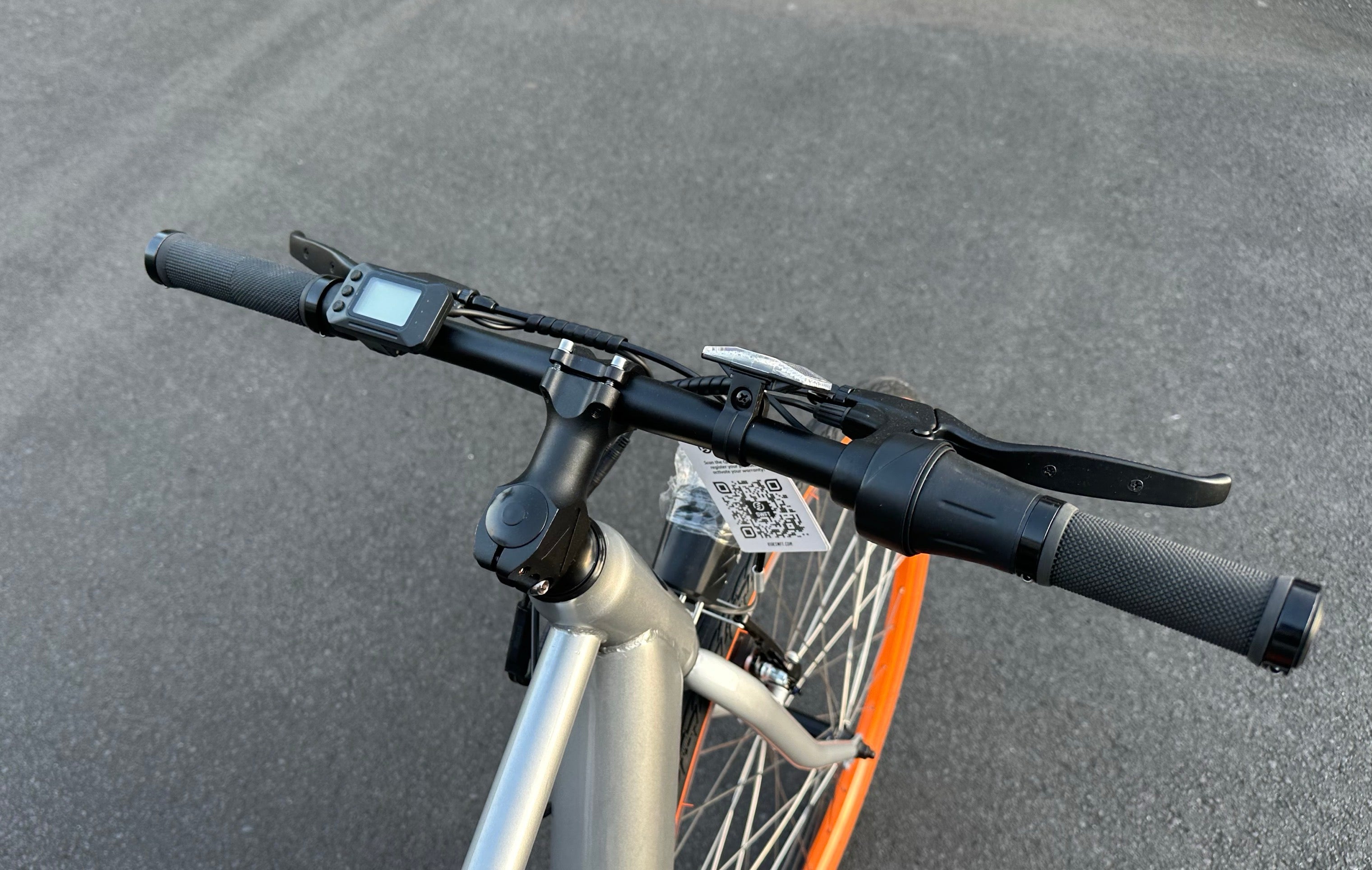 AB Bikes Electric Assist Bike SWFT VOLT in silver – handbar view