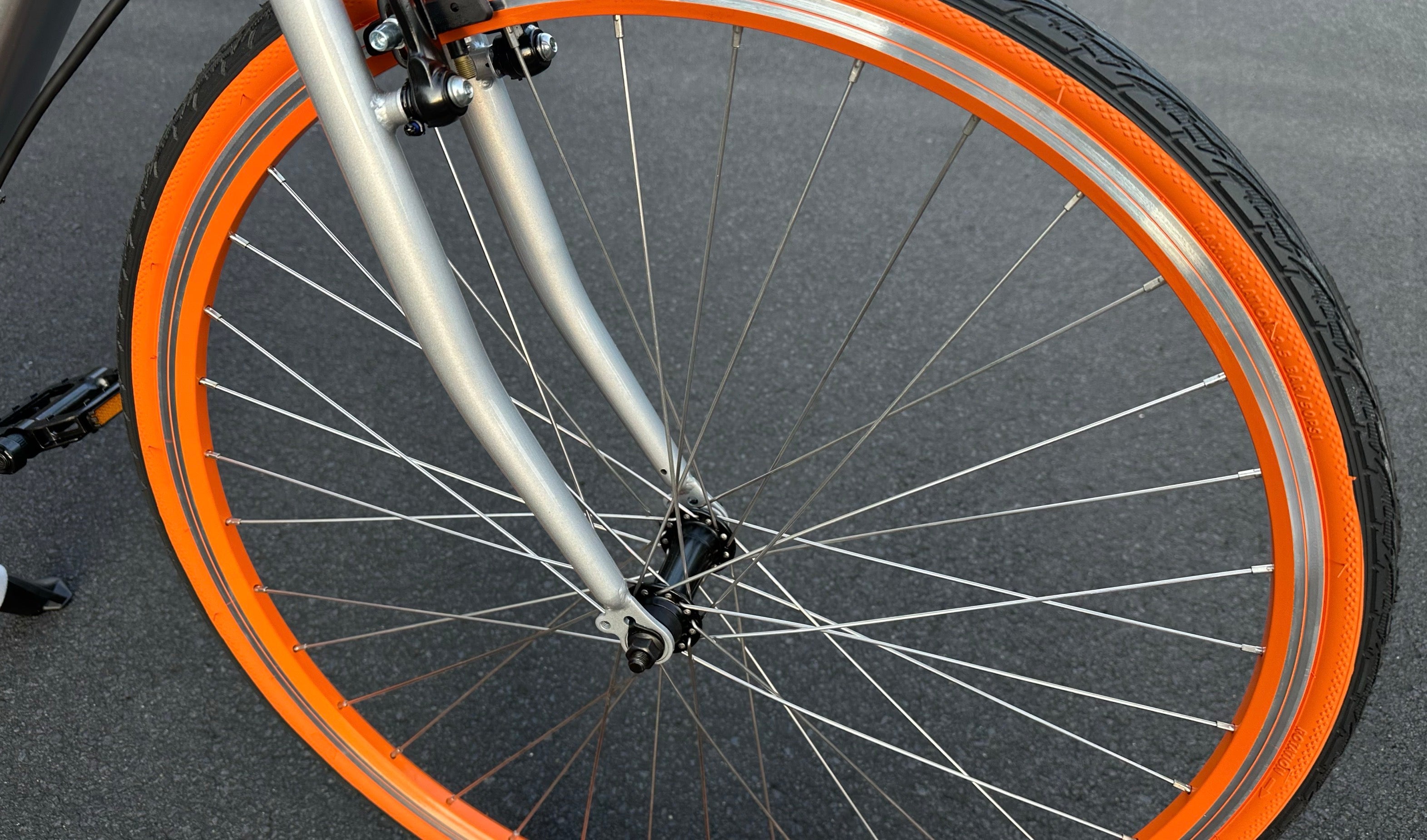 AB Bikes Electric Assist Bike SWFT VOLT in silver – front wheel view