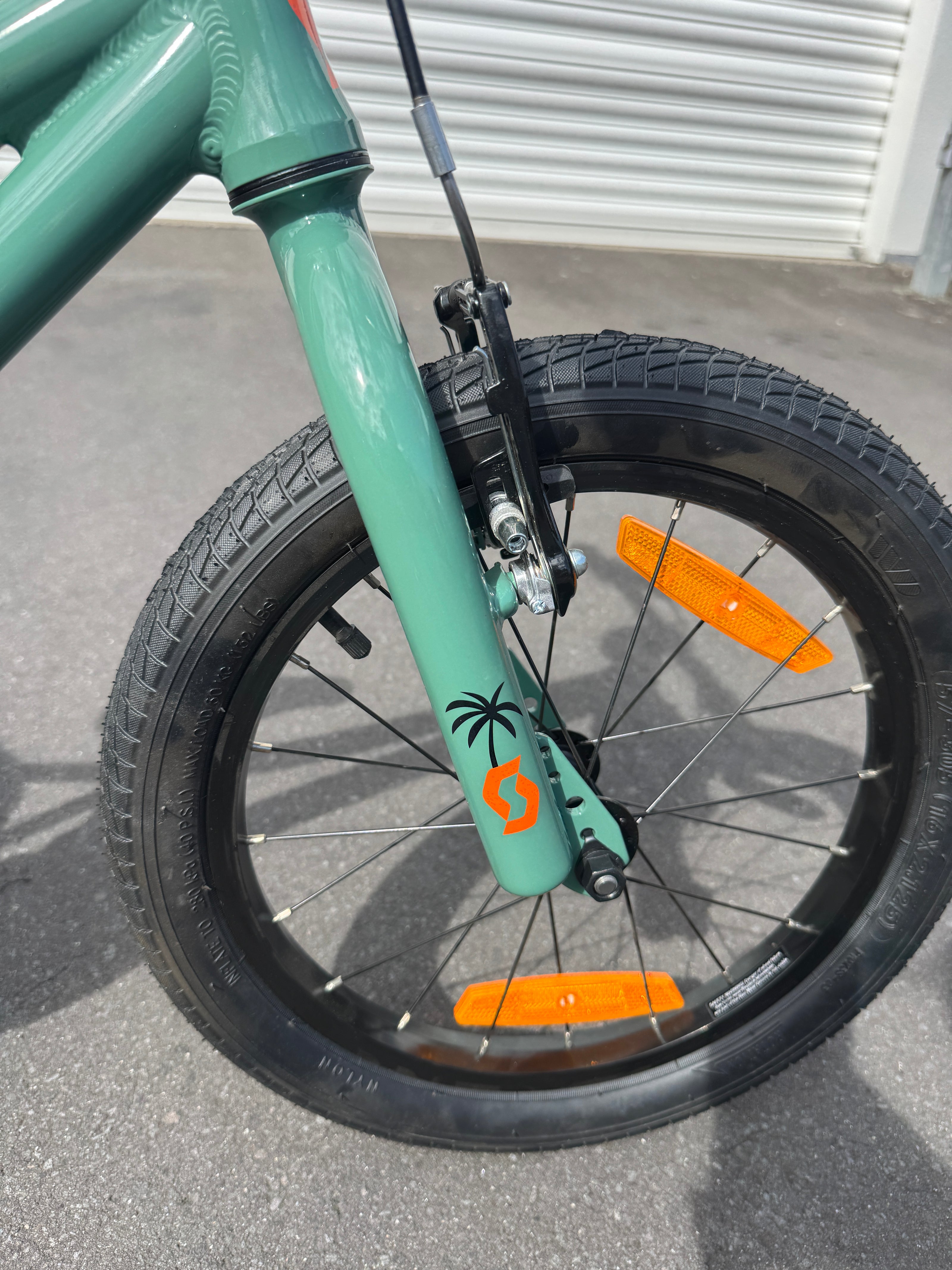 AB Bikes Kid Bike Scott Roxter 16 in green – front wheel view