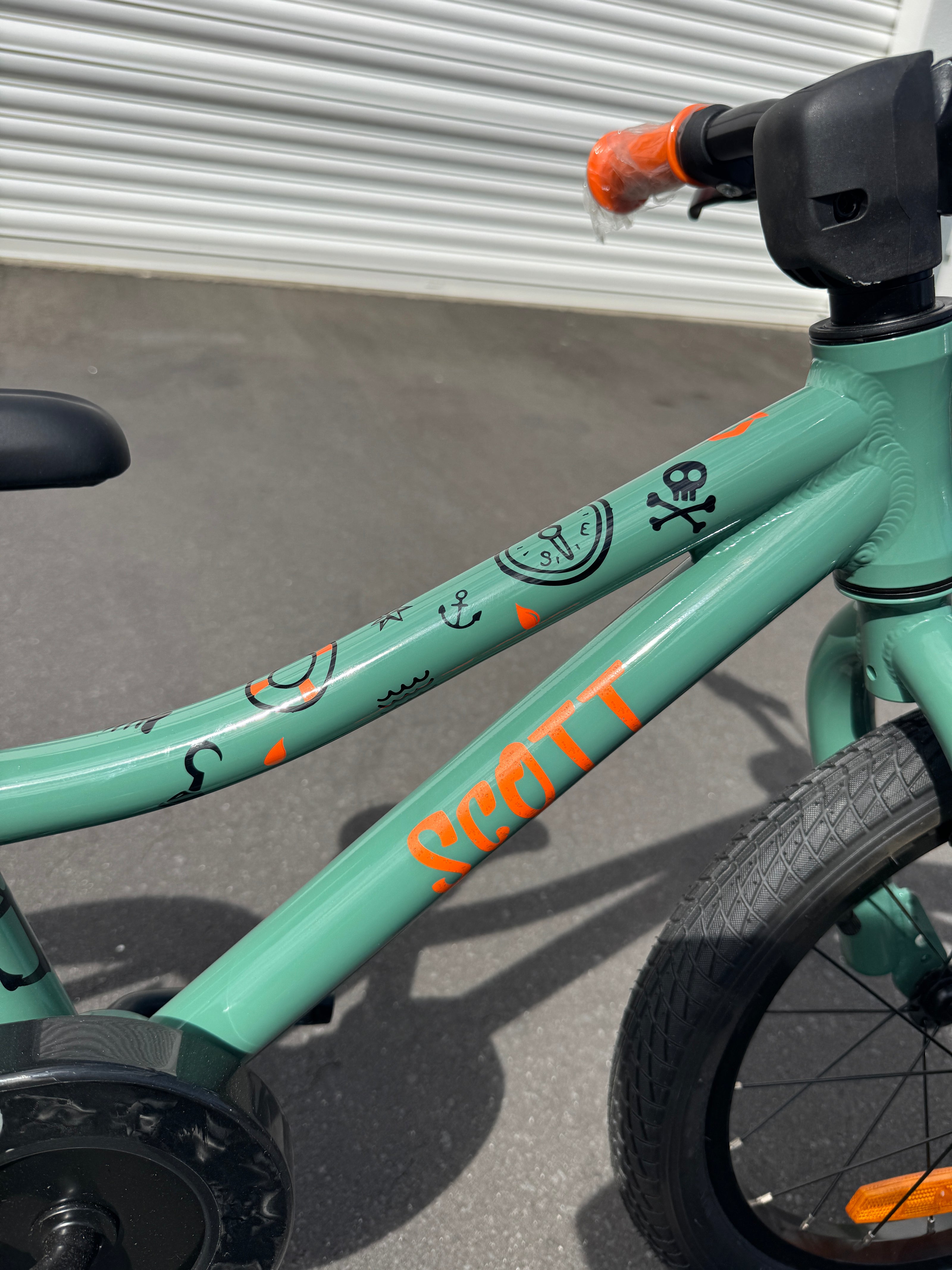 AB Bikes Kid Bike Scott Roxter 16 in green – top tube view