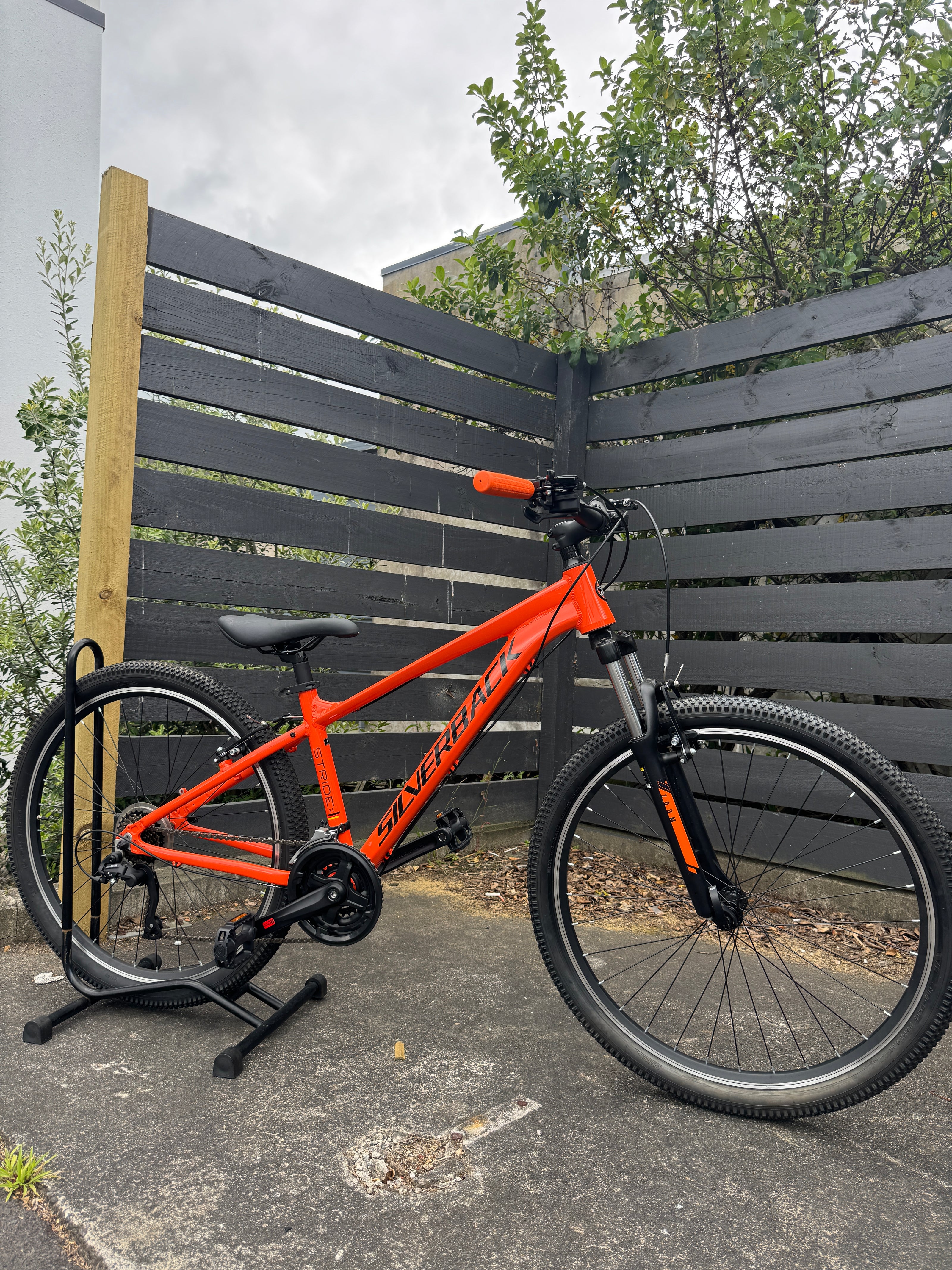 AB Bikes Mountain Bike Silverback Stride in orange – real shot side view